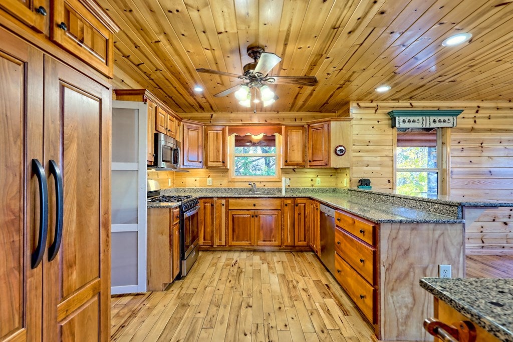 Young Harris, Georgia, 30582, United States, 4 Bedrooms Bedrooms, ,5 BathroomsBathrooms,Residential,For Sale,1987920