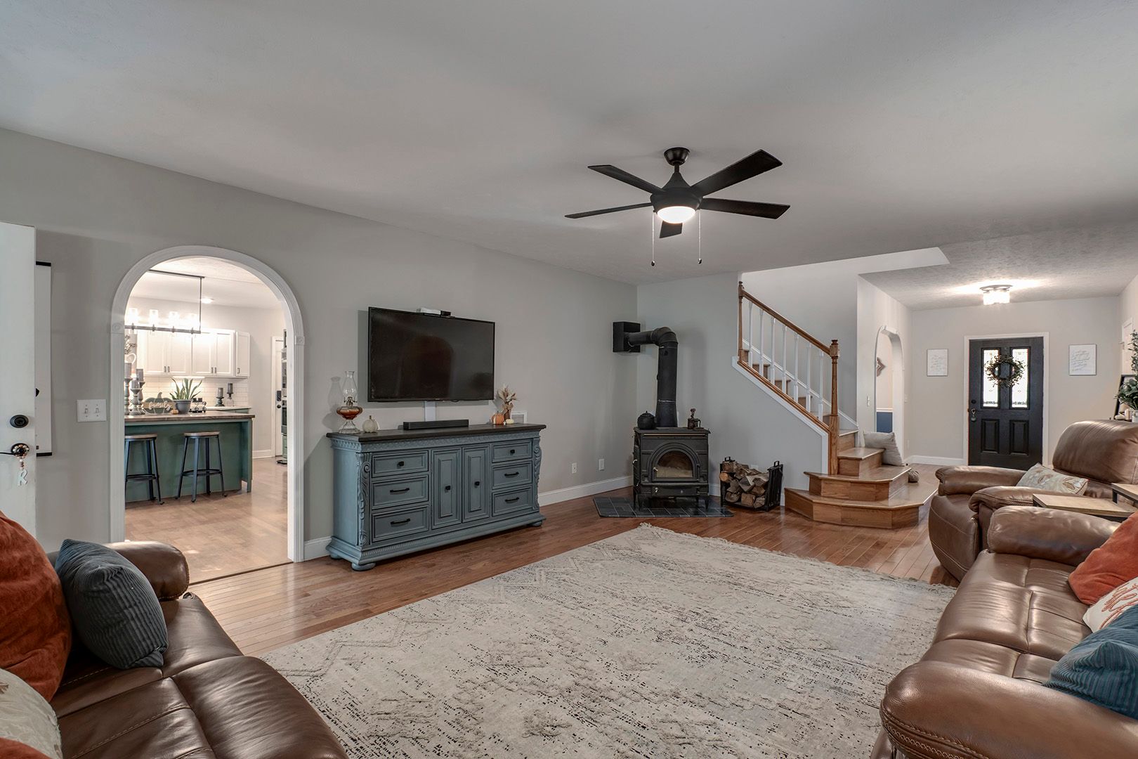 Kingston, Tennessee, 37763, United States, 5 Bedrooms Bedrooms, ,5 BathroomsBathrooms,Residential,For Sale,2011404