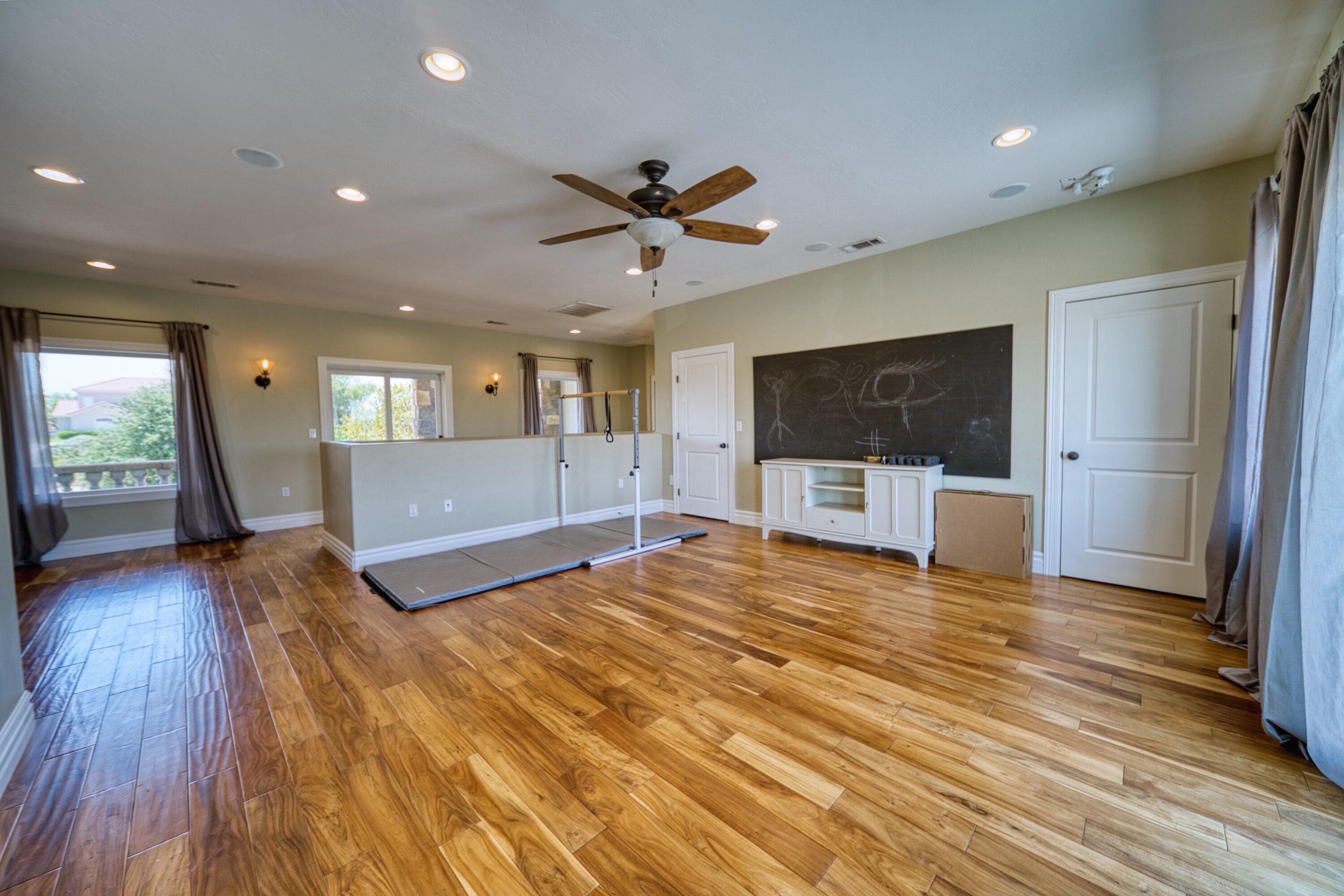 Carlsbad, New Mexico, 88220, United States, 5 Bedrooms Bedrooms, ,4 BathroomsBathrooms,Residential,For Sale,1974334