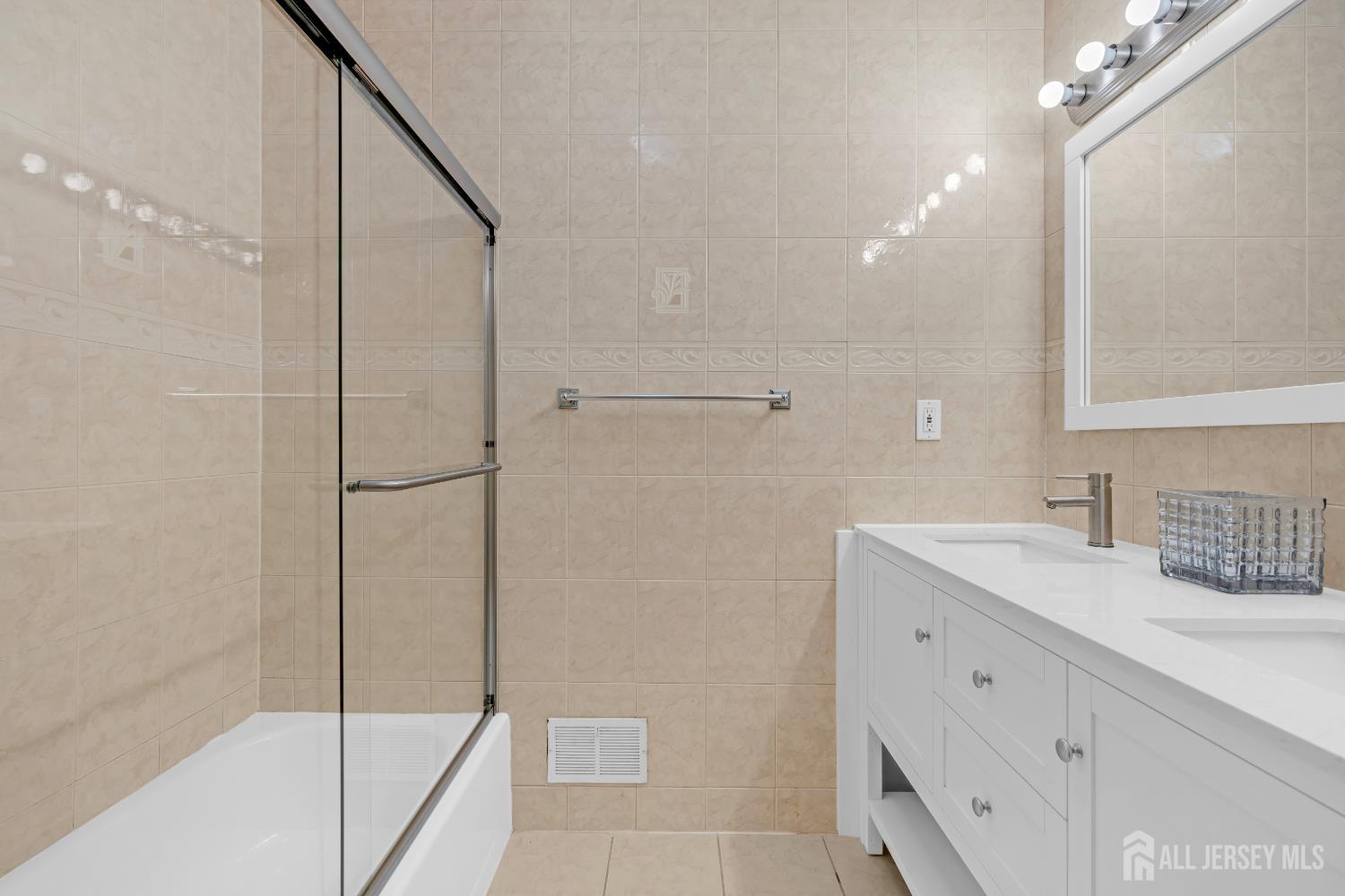 East Brunswick, New Jersey, 08816, United States, 3 Bedrooms Bedrooms, ,3 BathroomsBathrooms,Residential,For Sale,2001983