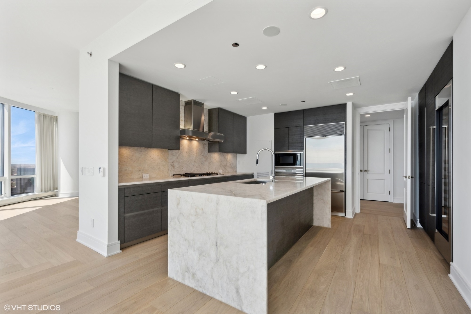 Chicago, Illinois, 60611, United States, 3 Bedrooms Bedrooms, ,4 BathroomsBathrooms,Residential,For Sale,1908723