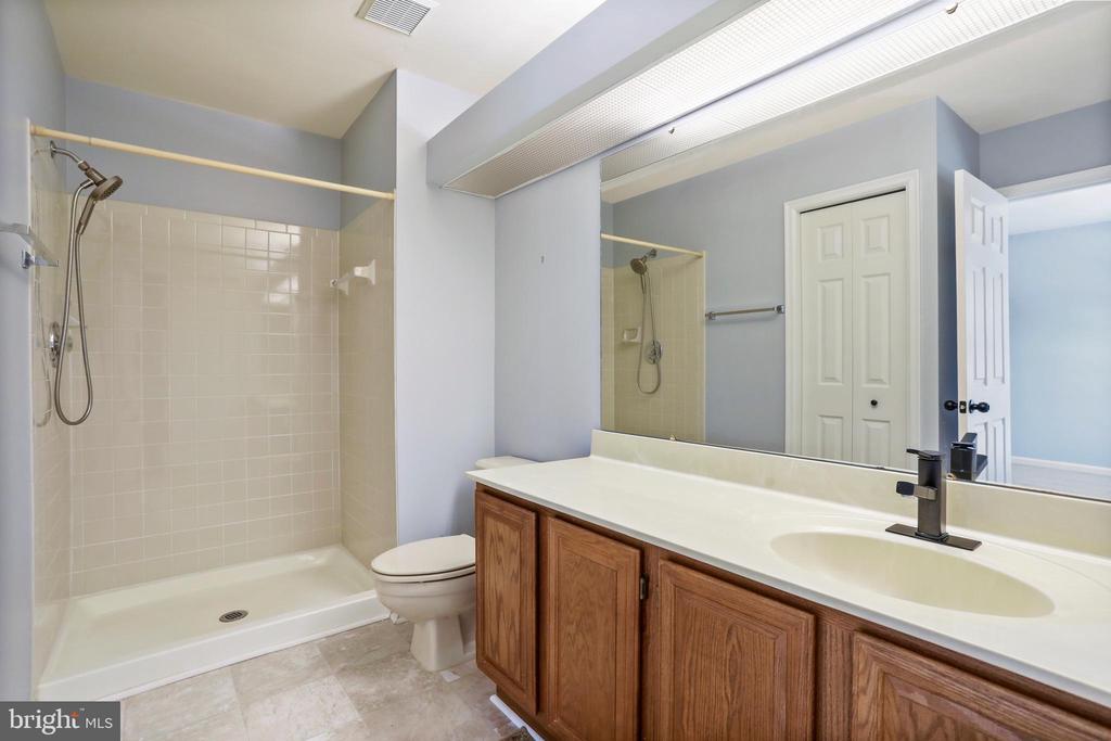 Sterling, Virginia, 20164, United States, 2 Bedrooms Bedrooms, ,3 BathroomsBathrooms,Residential,For Sale,2015095