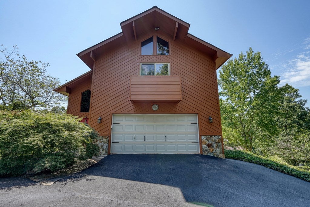 Hayesville, North Carolina, 28904, United States, 3 Bedrooms Bedrooms, ,4 BathroomsBathrooms,Residential,For Sale,1919513