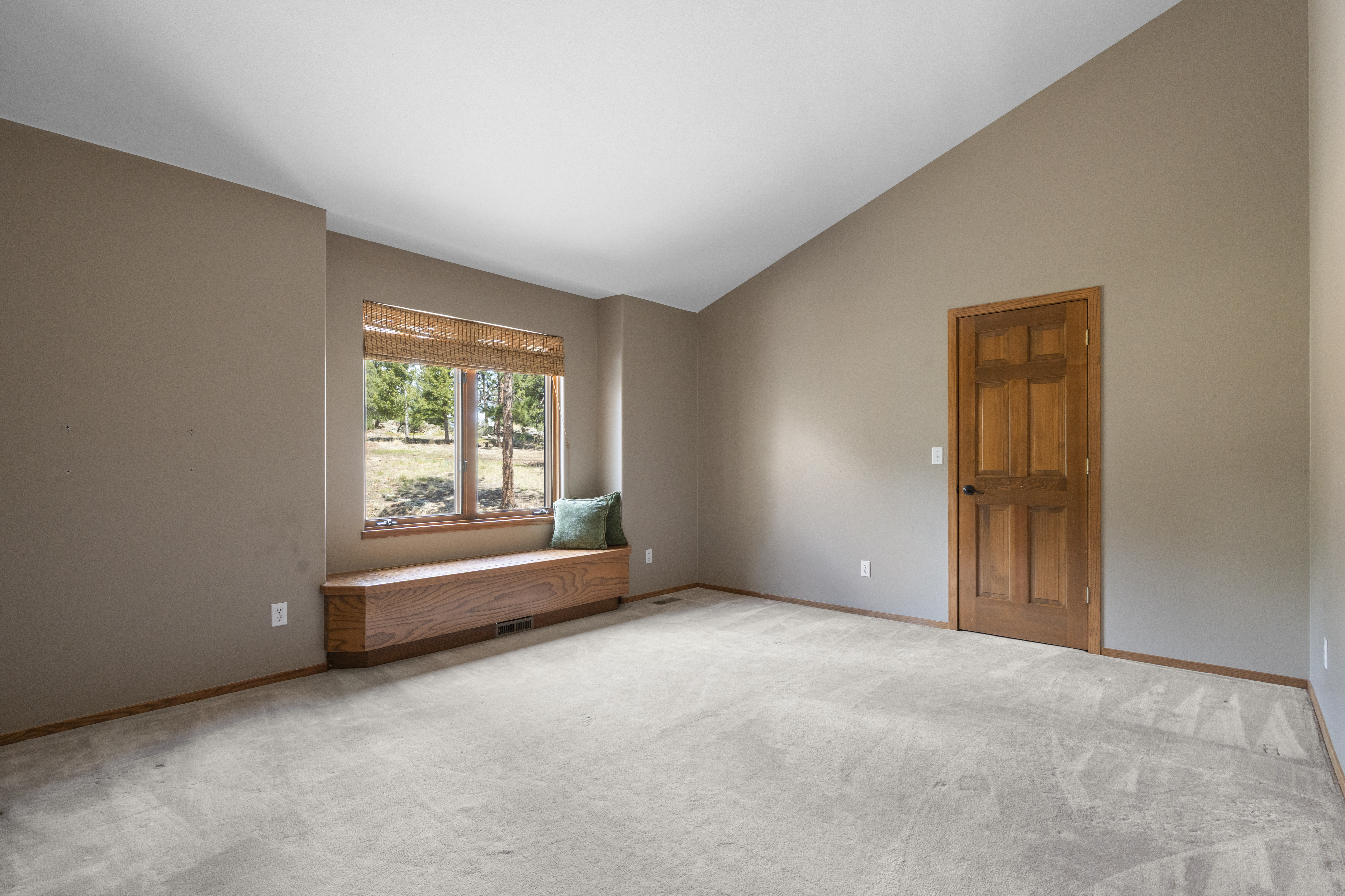  Set on 10+ private acres in the sought-after Ruby Ranch enclave - 物件實景
