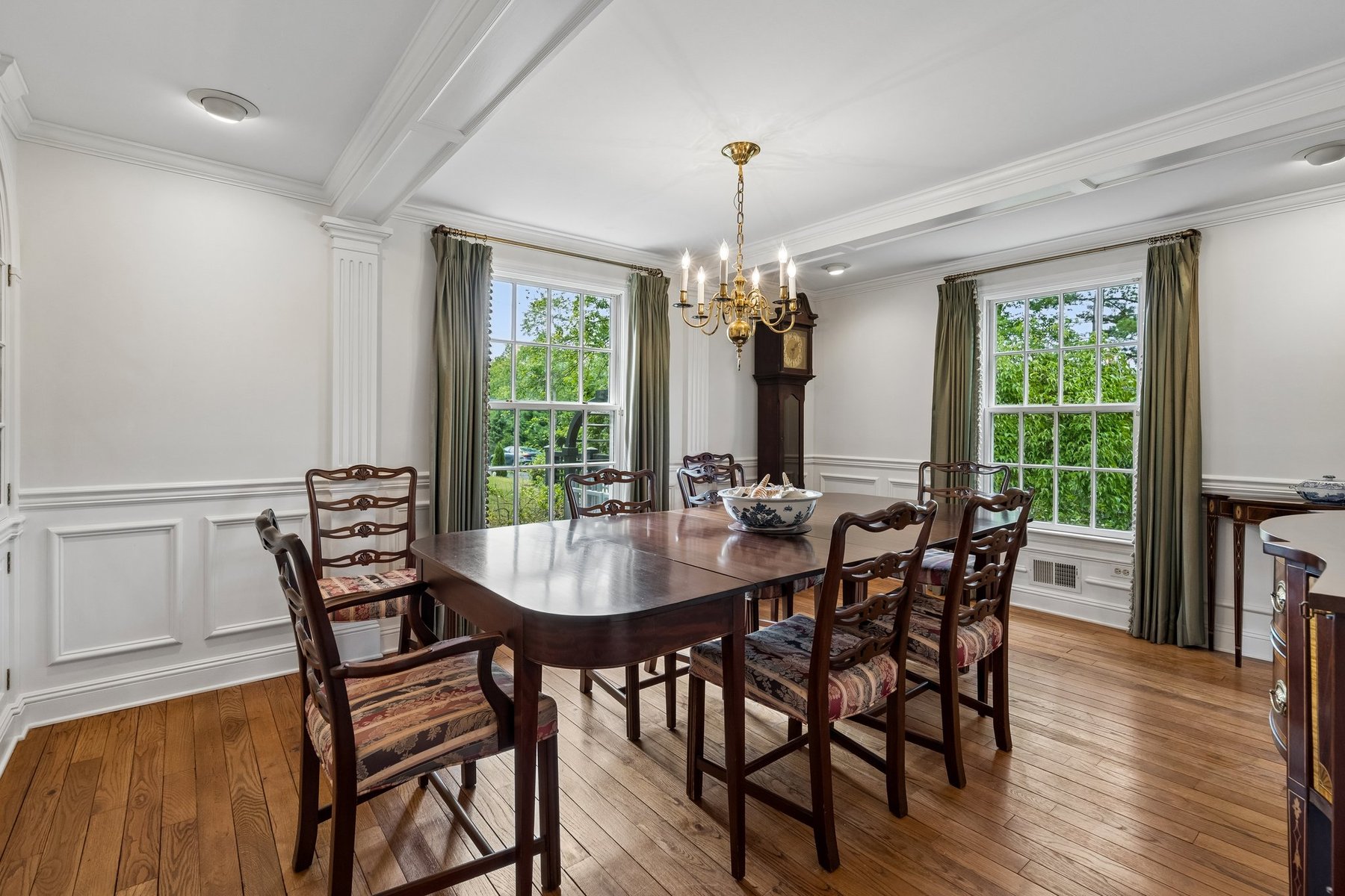  Colonial Offers Exceptional Quality and Workmanship Along With a Garden Oasis - 物件實景