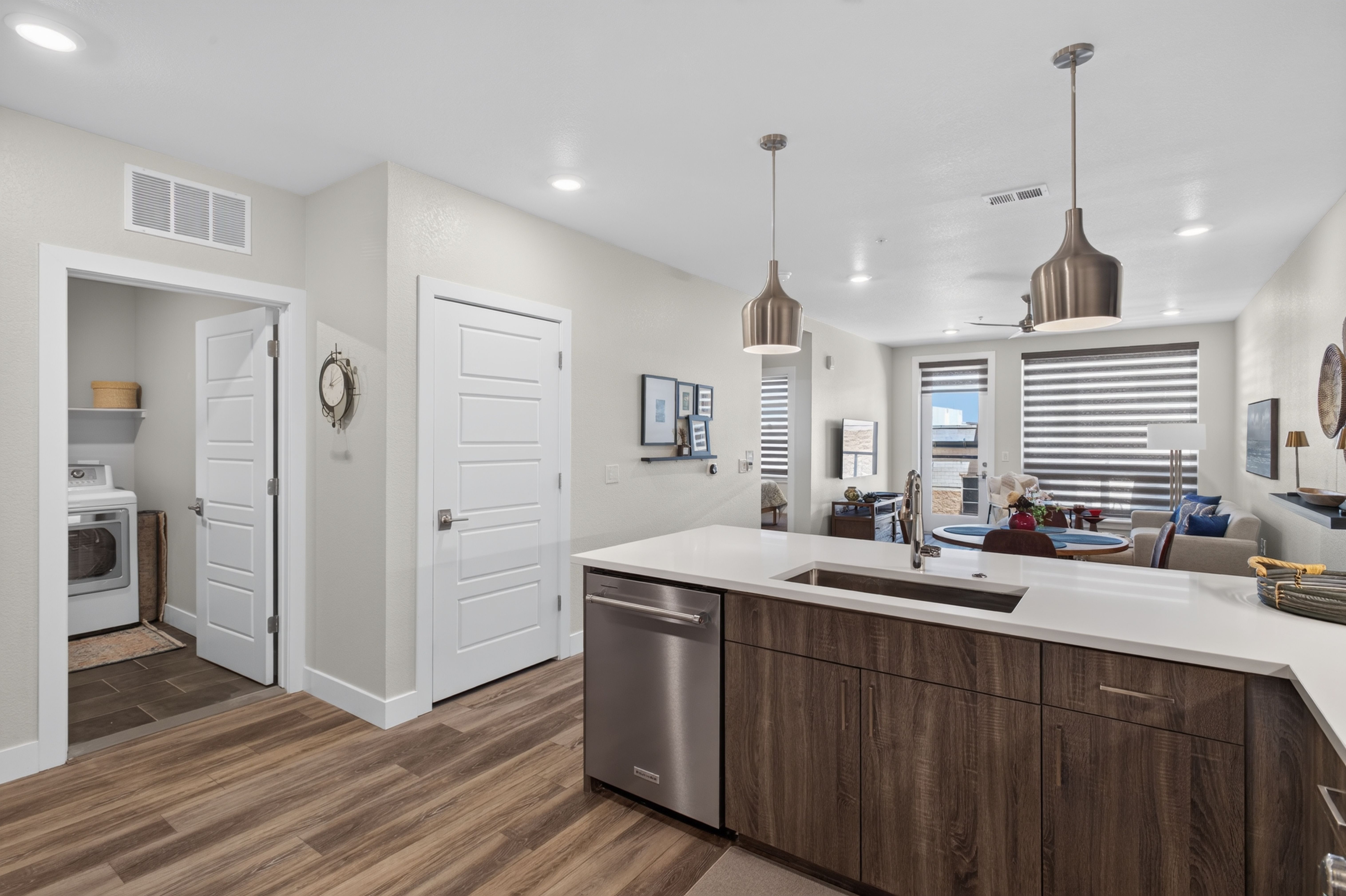  Beautiful unit with a private deck, overlooking Festival Park. - 物件實景
