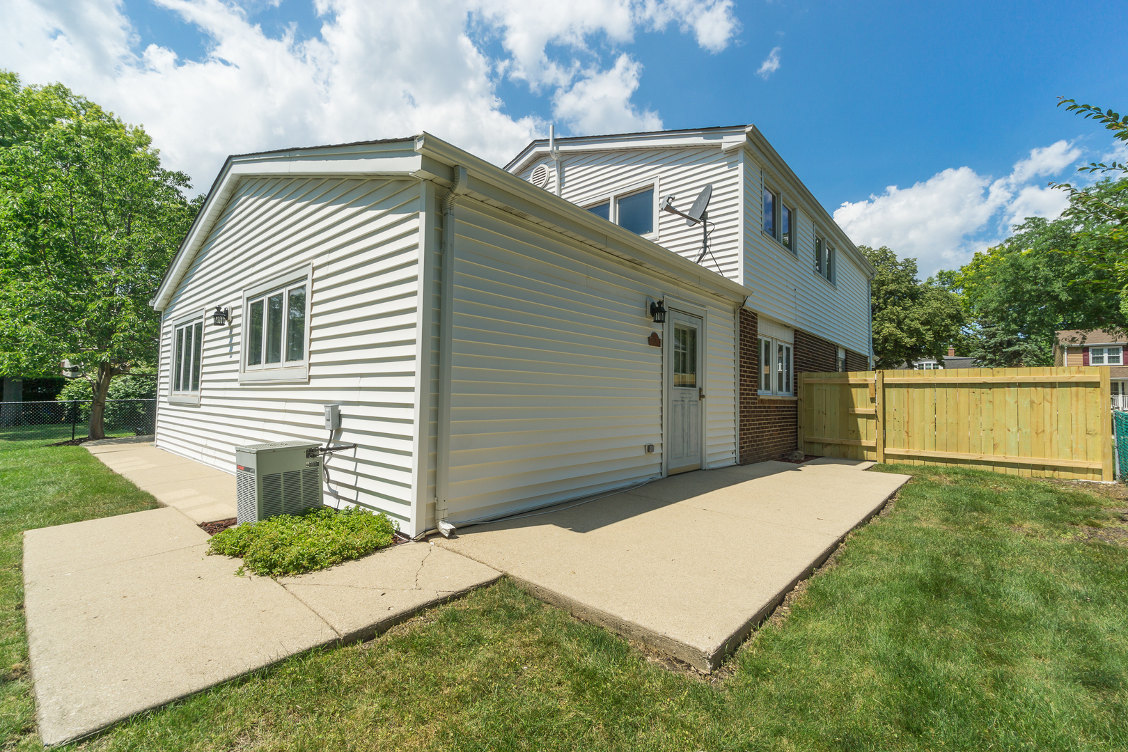 Arlington Heights, Illinois, 60005, United States, 5 Bedrooms Bedrooms, ,3 BathroomsBathrooms,Residential,For Sale,1921058