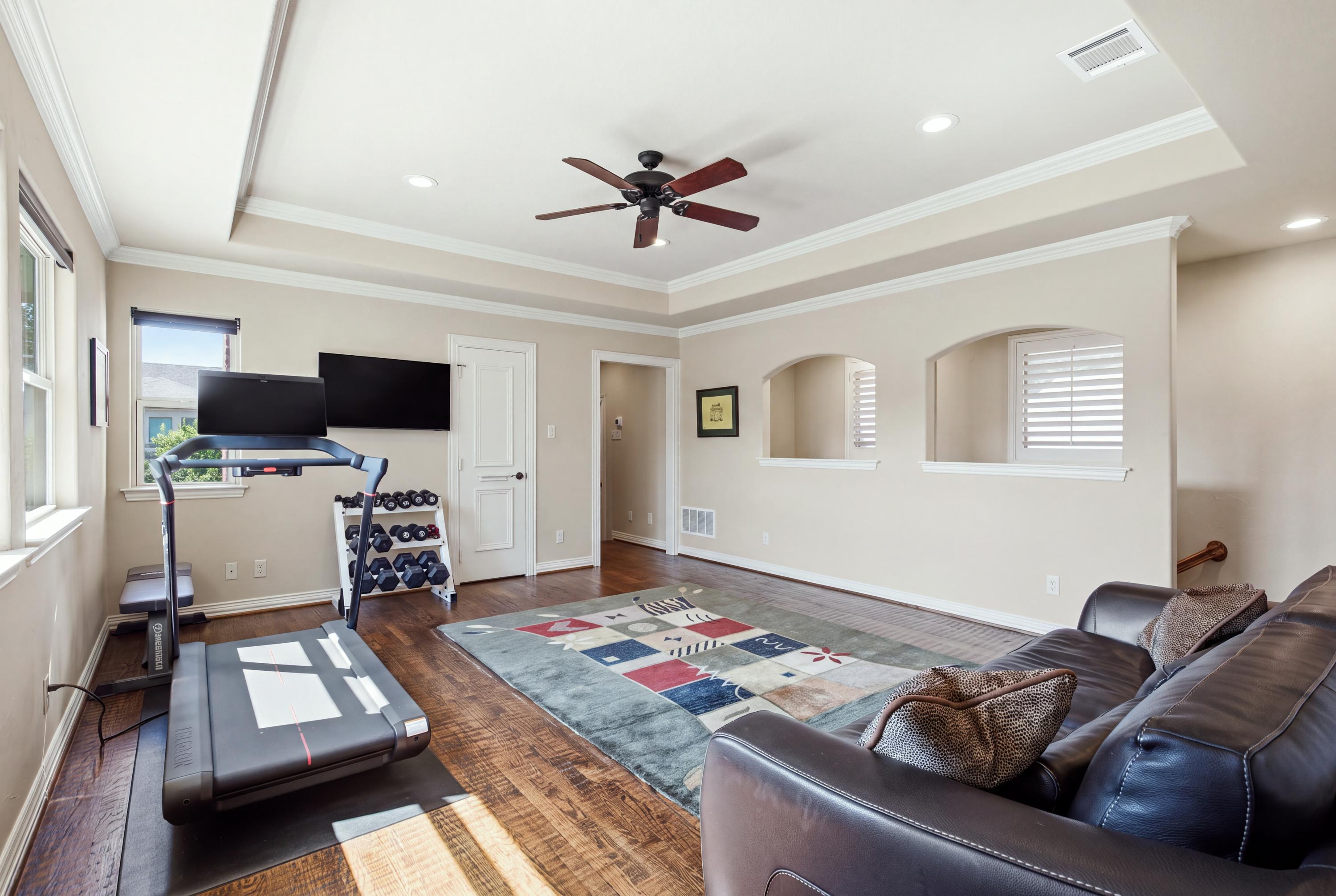  Preston Hollow Home with Pool, Primary Suite Down, 3-Car Garage & Solar - 物件實景