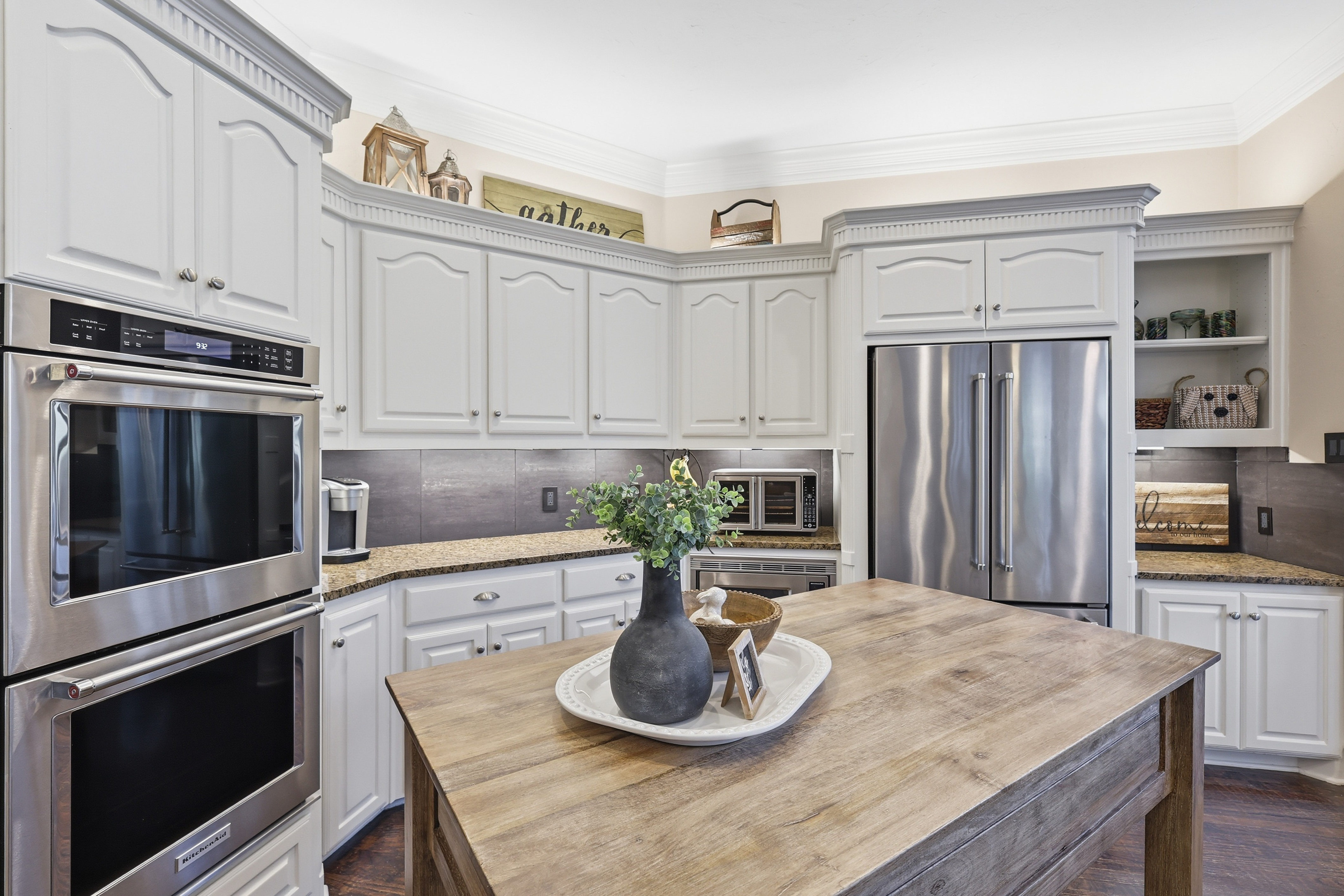  Resort-Style Estate Living on 1.9 Wooded Acres in Prestigious Shadow Wood Estate - 物件實景