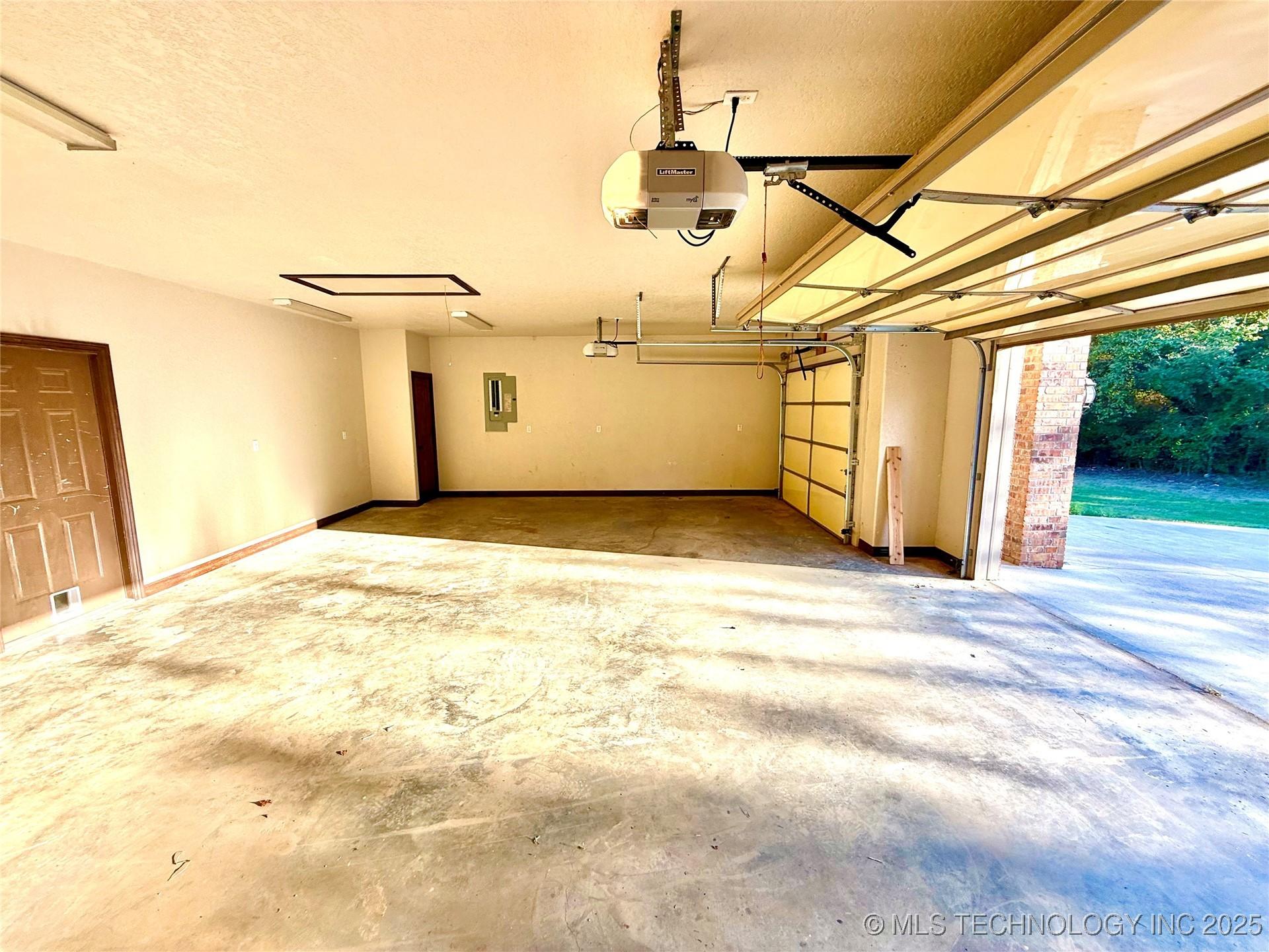 Checotah, Oklahoma, 74426, United States, 4 Bedrooms Bedrooms, ,4 BathroomsBathrooms,Residential,For Sale,1980942