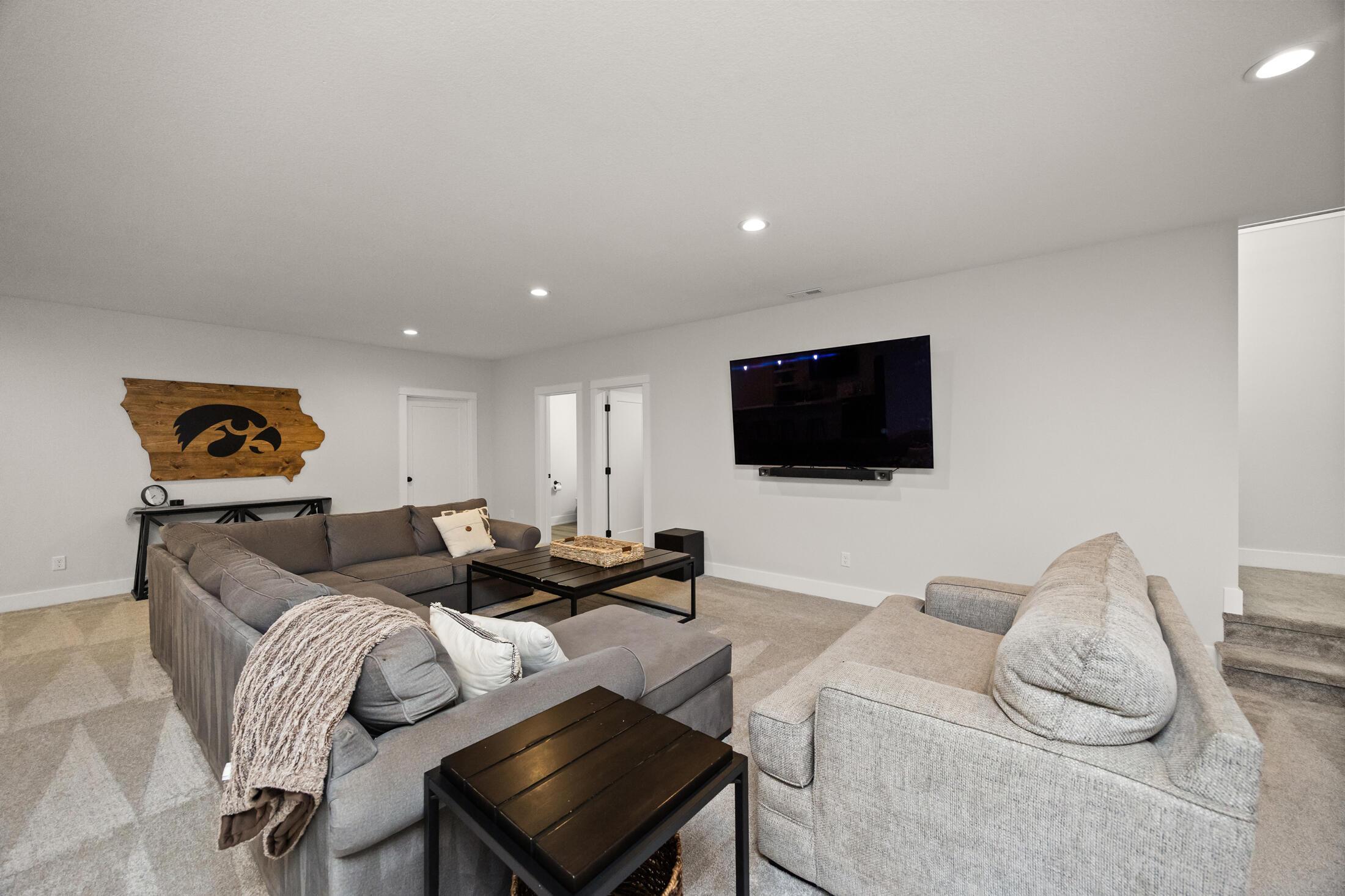 Madrid, Iowa, 50156, United States, 6 Bedrooms Bedrooms, ,5 BathroomsBathrooms,Residential,For Sale,1974254