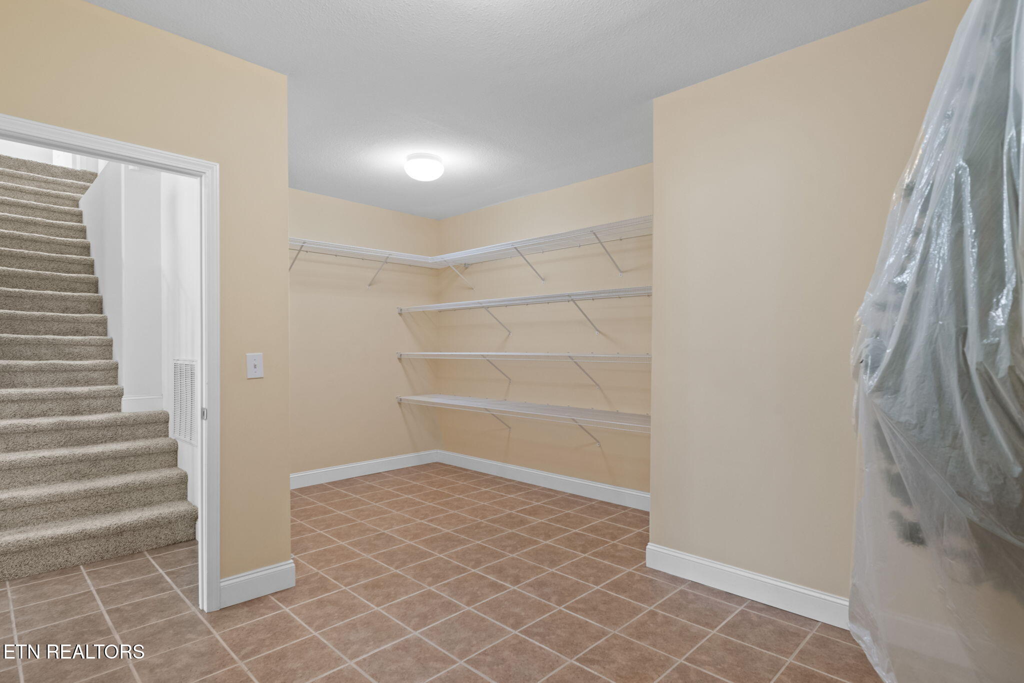 Kingston, Tennessee, 37763, United States, 3 Bedrooms Bedrooms, ,4 BathroomsBathrooms,Residential,For Sale,1885979