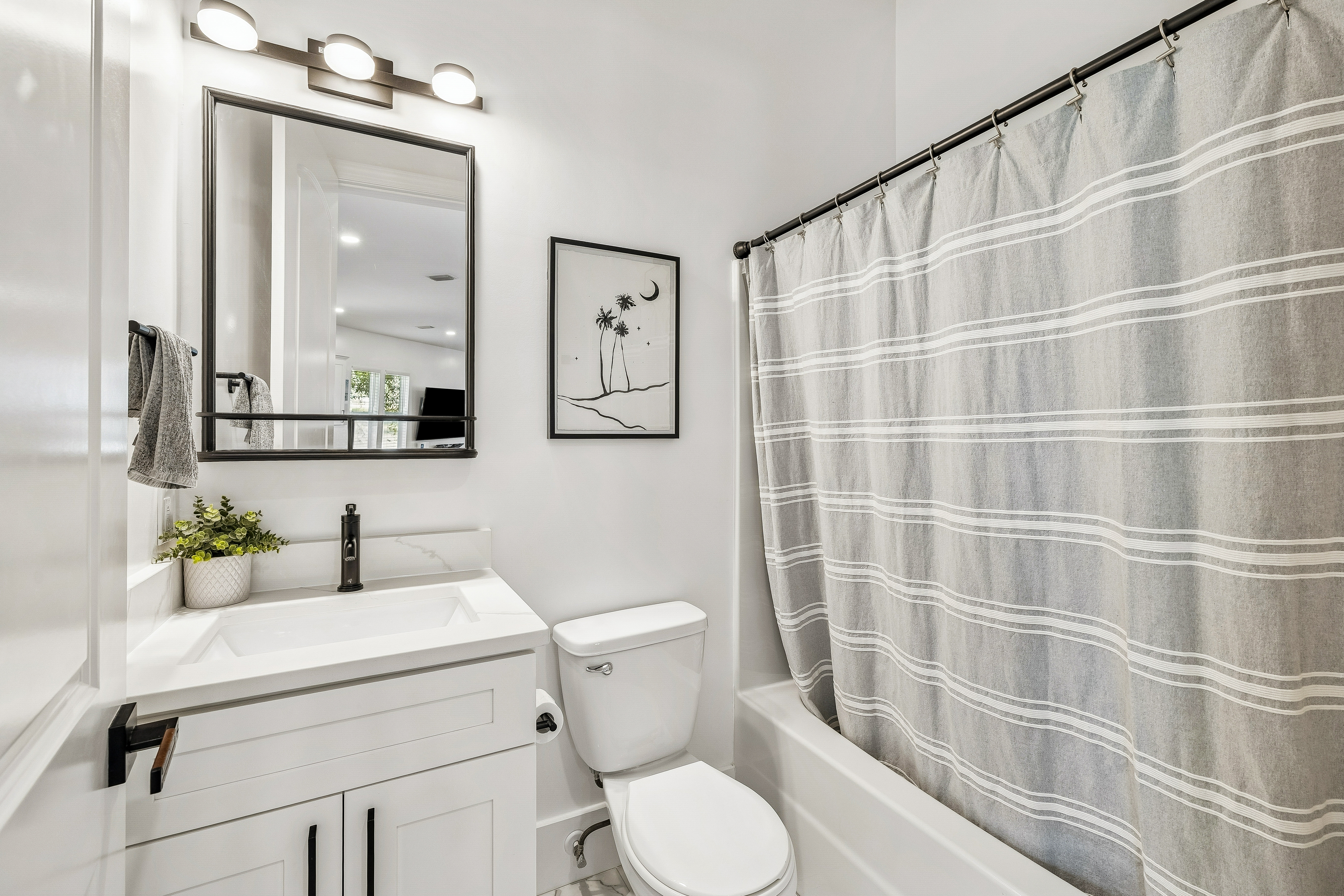  Spacious Newer-Build Home With Wraparound Porch On Gated Community Corner Lot - 物件實景