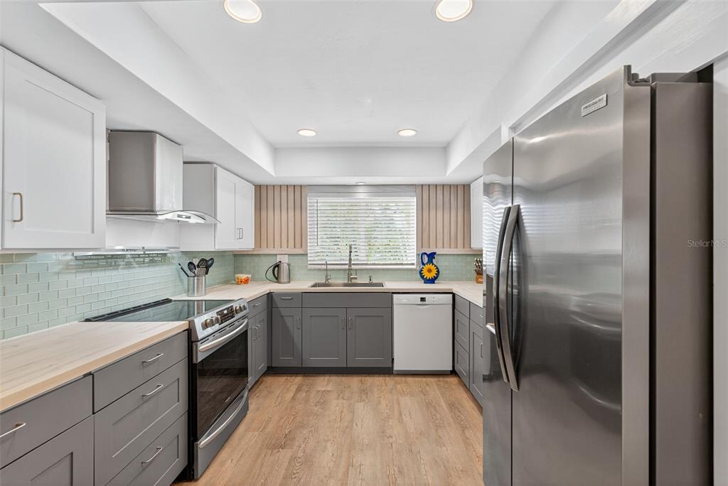 Sarasota, Florida, 34239, United States, 3 Bedrooms Bedrooms, ,2 BathroomsBathrooms,Residential,For Sale,1991192