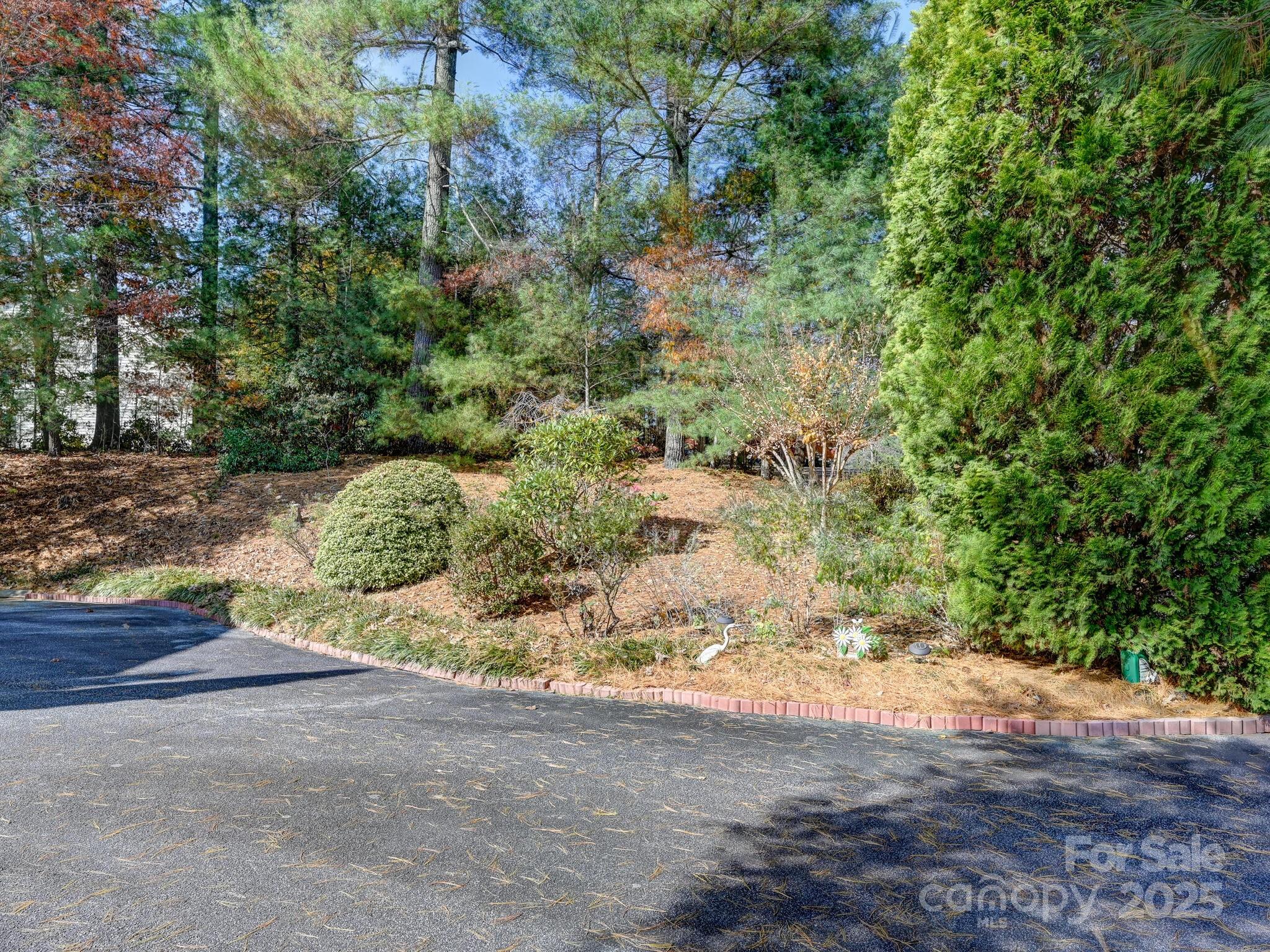 Hendersonville, North Carolina, 28739, United States, 3 Bedrooms Bedrooms, ,3 BathroomsBathrooms,Residential,For Sale,2005496