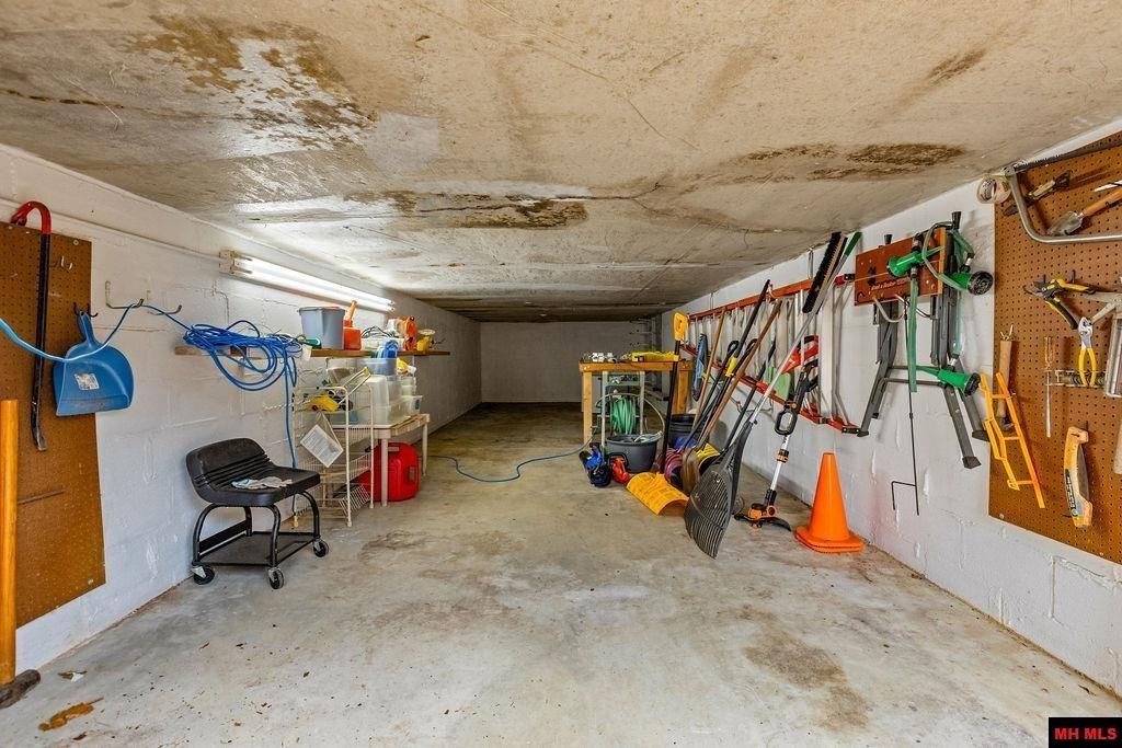 Mountain Home, Arkansas, 72653, United States, 3 Bedrooms Bedrooms, ,4 BathroomsBathrooms,Residential,For Sale,2025116
