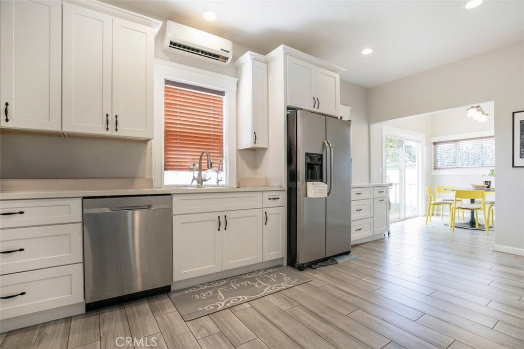 Los Angeles, California, 90006, United States, 5 Bedrooms Bedrooms, ,2 BathroomsBathrooms,Residential,For Sale,1940341