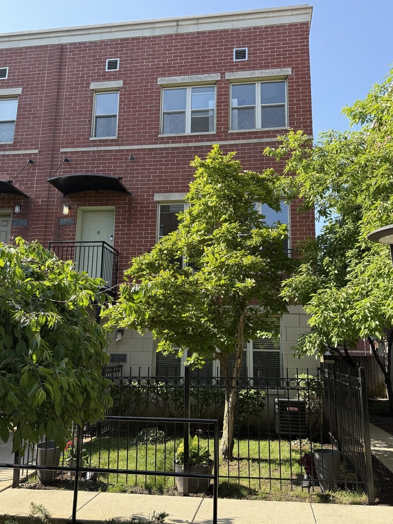 Chicago, Illinois, 60610, United States, 3 Bedrooms Bedrooms, ,3 BathroomsBathrooms,Residential,For Sale,1928687