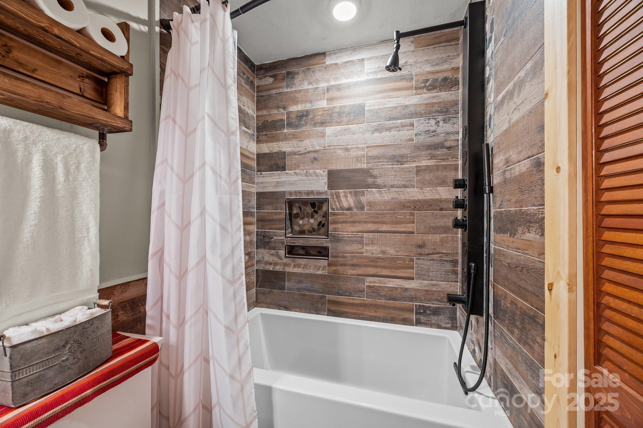 Waynesville, North Carolina, 28785, United States, 3 Bedrooms Bedrooms, ,2 BathroomsBathrooms,Residential,For Sale,1793601