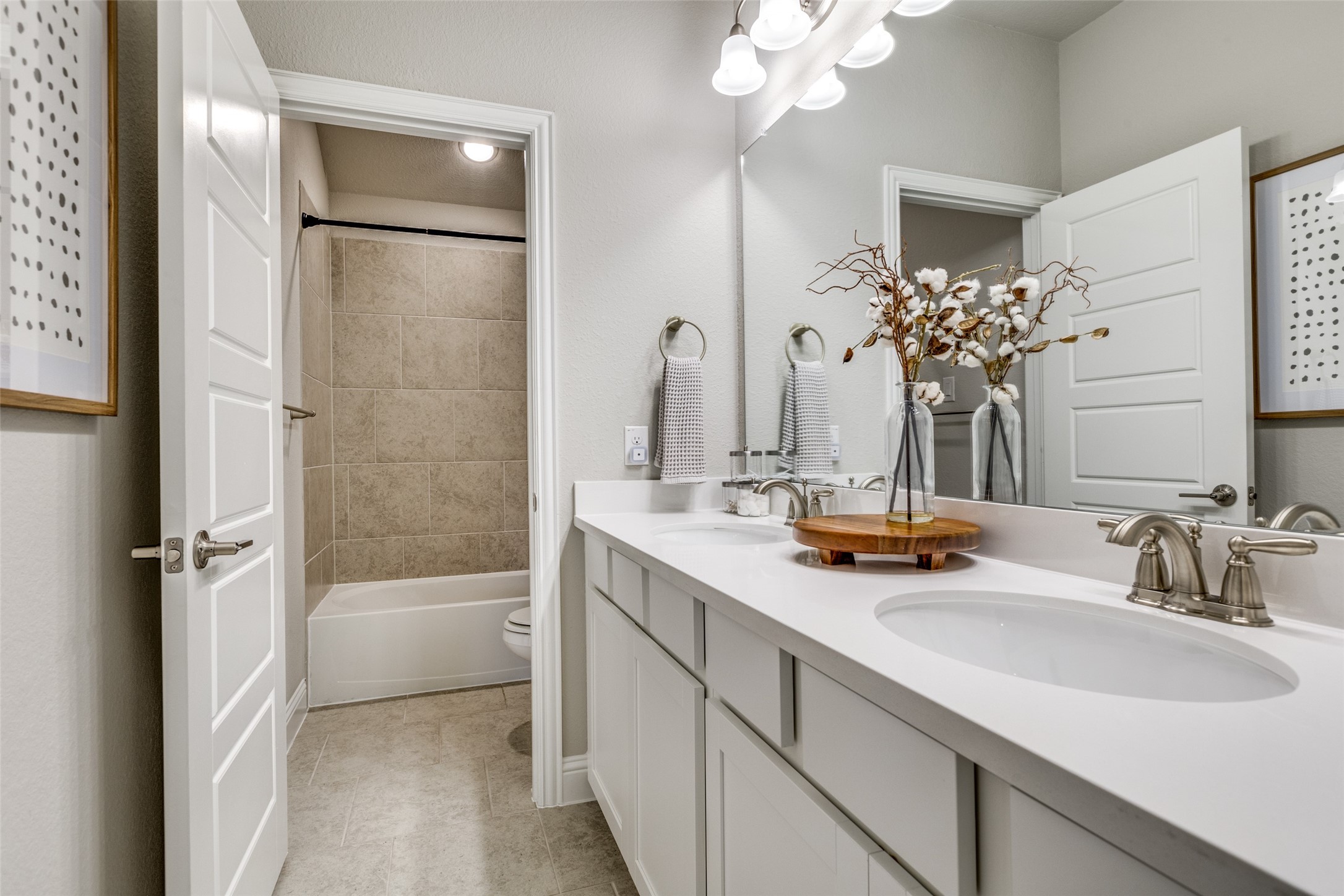 Carrollton, Texas, 75010, United States, 3 Bedrooms Bedrooms, ,3 BathroomsBathrooms,Residential,For Sale,1907540