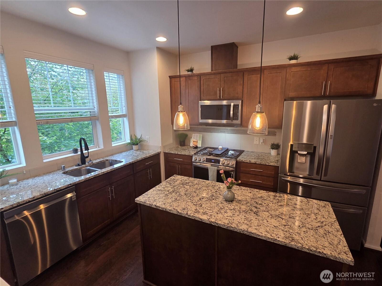 EVERETT, Washington, 98208, United States, 2 Bedrooms Bedrooms, ,3 BathroomsBathrooms,Residential,For Sale,1896693