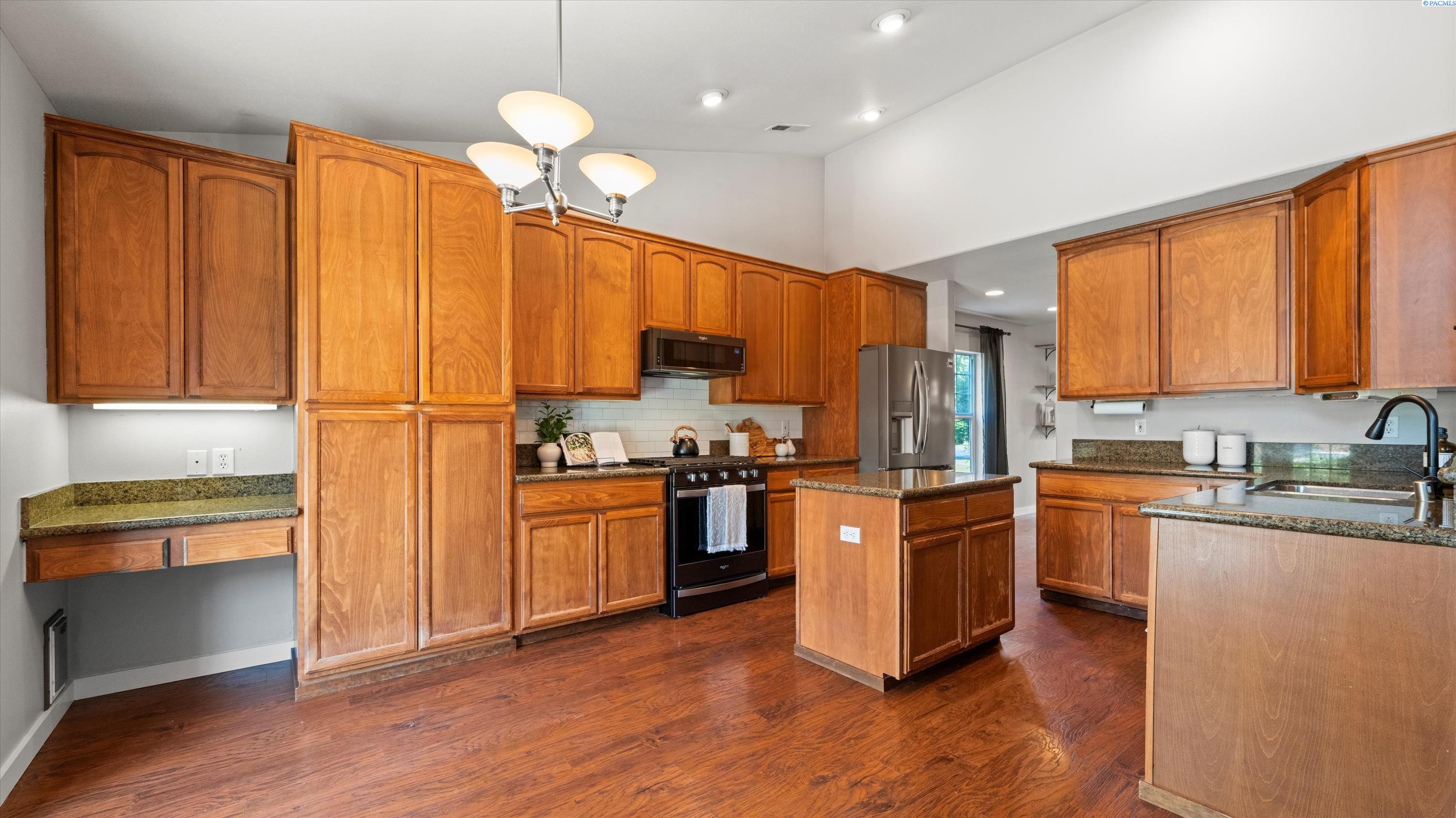 Pasco, Washington, 99301, United States, 4 Bedrooms Bedrooms, ,2 BathroomsBathrooms,Residential,For Sale,1956772