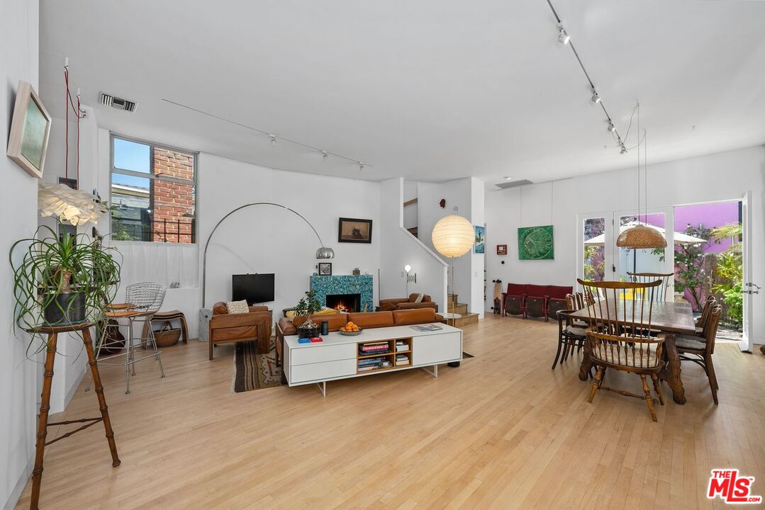 Venice, California, 90291, United States, 4 Bedrooms Bedrooms, ,4 BathroomsBathrooms,Residential,For Sale,1926607