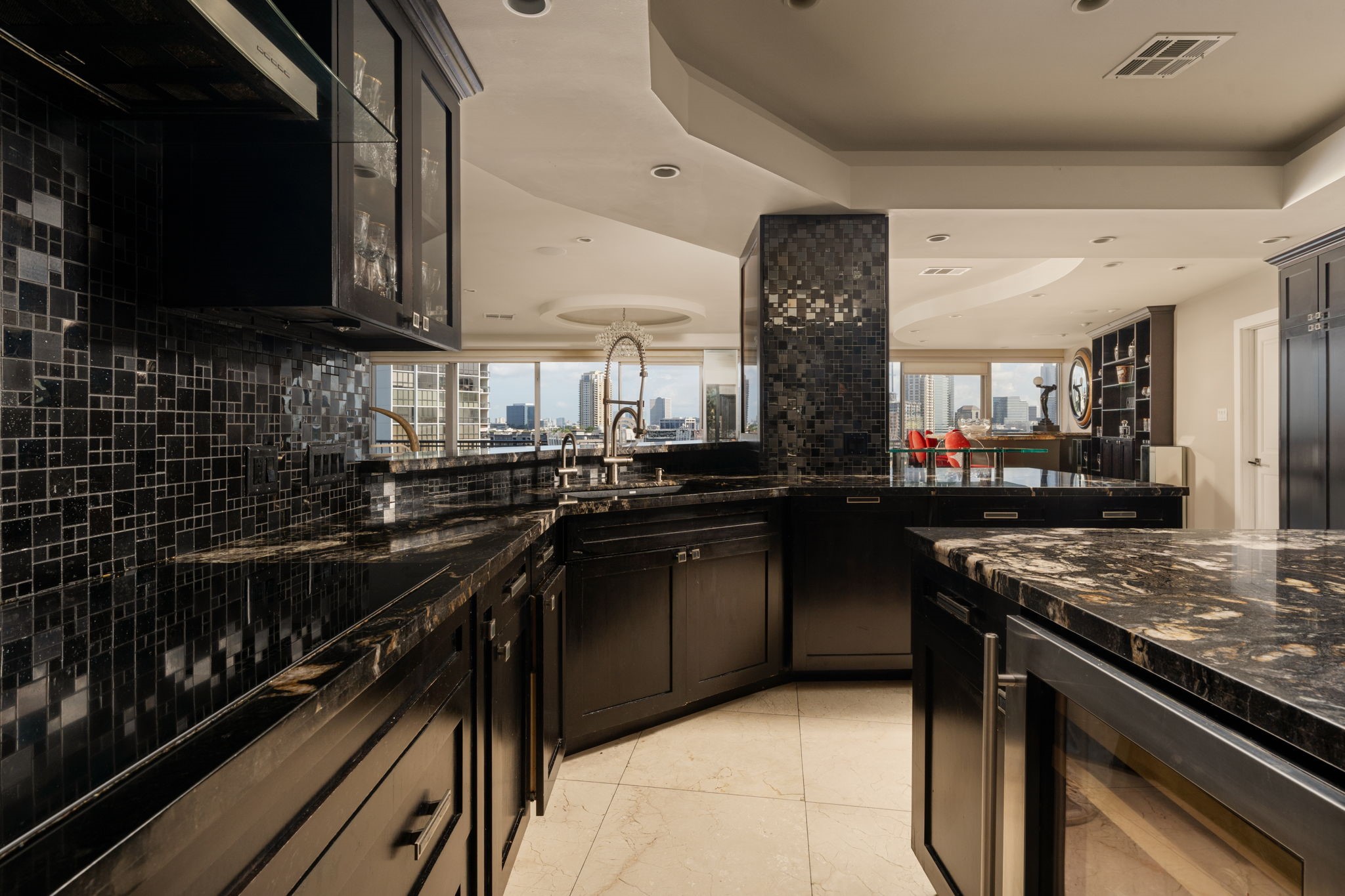  5050 Woodway Drive #8N - 物件實景
