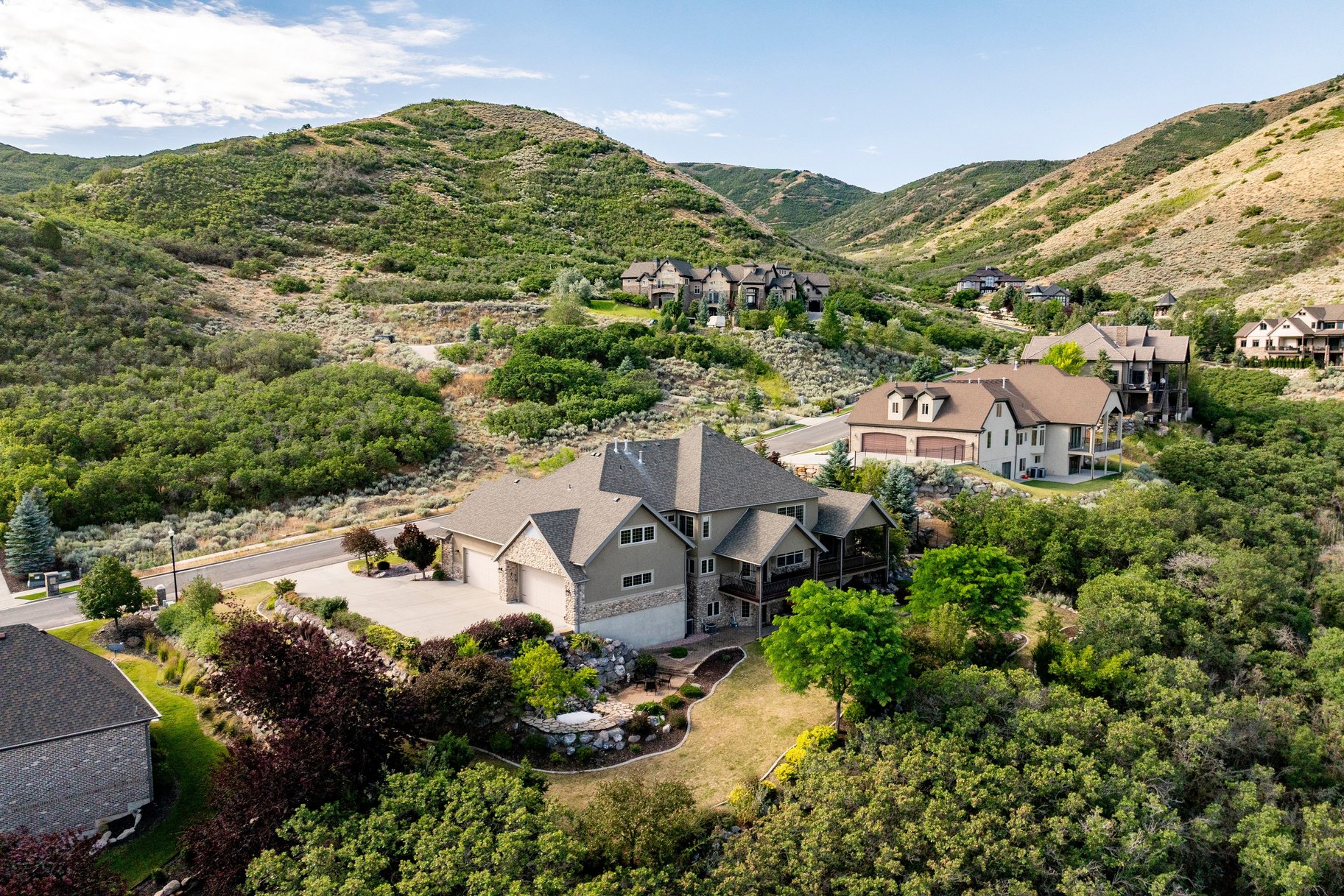  Mountain Views, Trail Access & Luxury East Bench Living - 物件實景