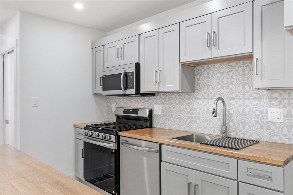 Leominster, Massachusetts, 01453, United States, 3 Bedrooms Bedrooms, ,2 BathroomsBathrooms,Residential,For Sale,1912072