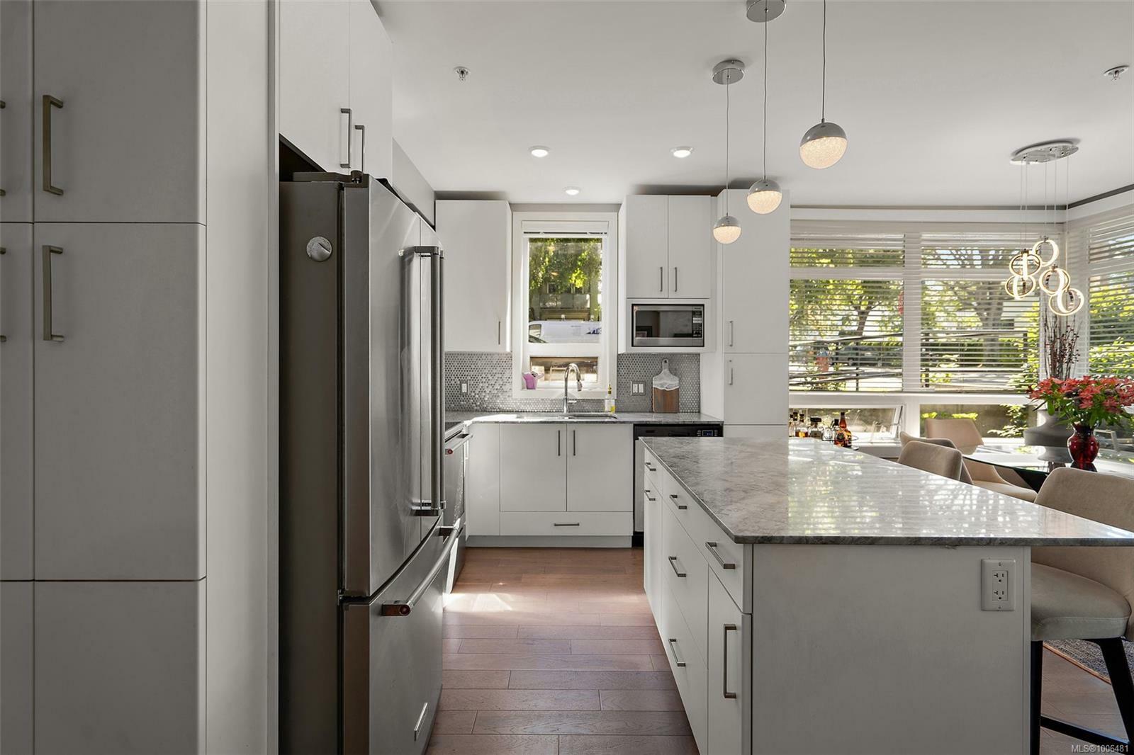 VICTORIA, British Columbia, V8V 1R5, CA, 2 Bedrooms Bedrooms, ,Residential,For Sale,1885284