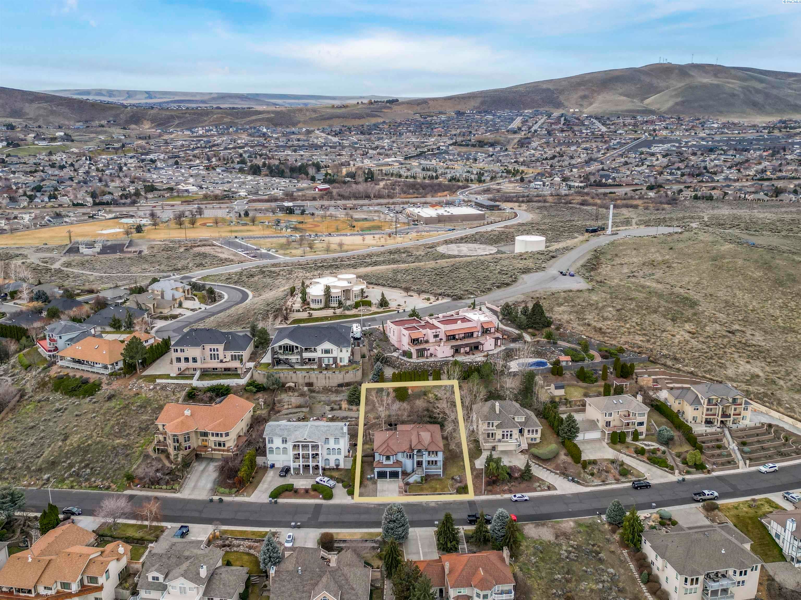 Richland, Washington, 99352, United States, 4 Bedrooms Bedrooms, ,4 BathroomsBathrooms,Residential,For Sale,1977070