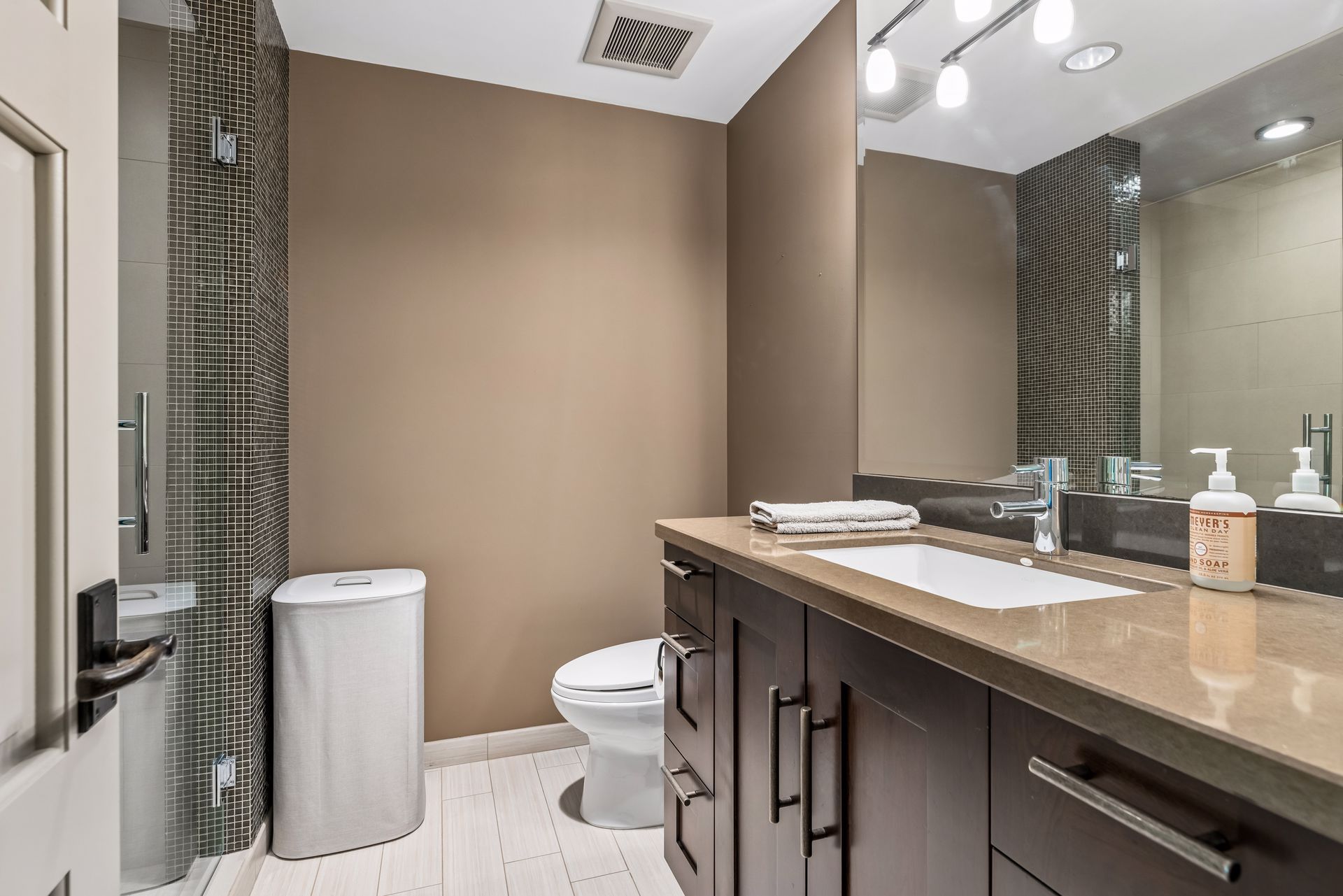  where  grand architecture meets everyday warmth - 物件實景