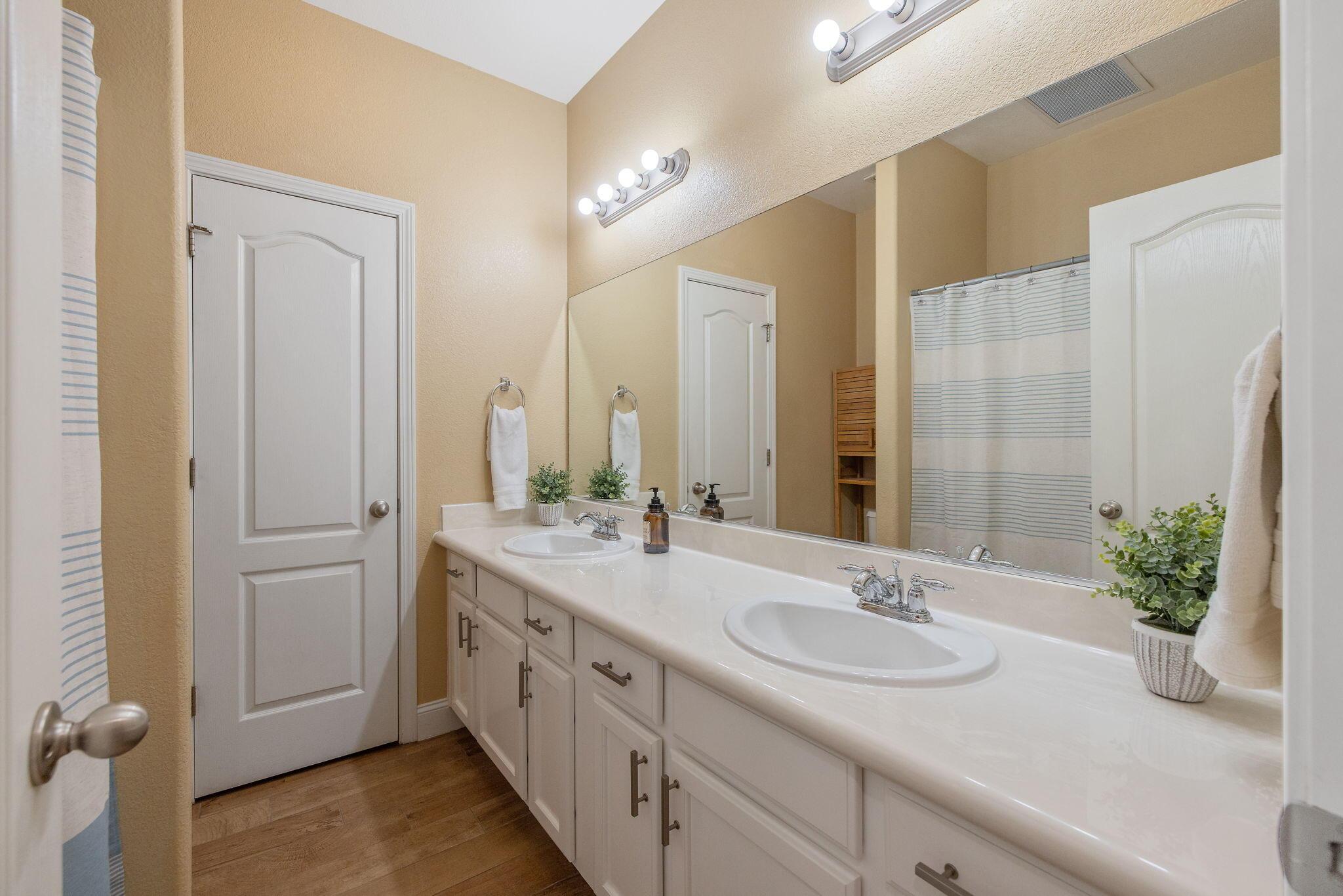 Visalia, California, 93291, United States, 3 Bedrooms Bedrooms, ,2 BathroomsBathrooms,Residential,For Sale,2013807