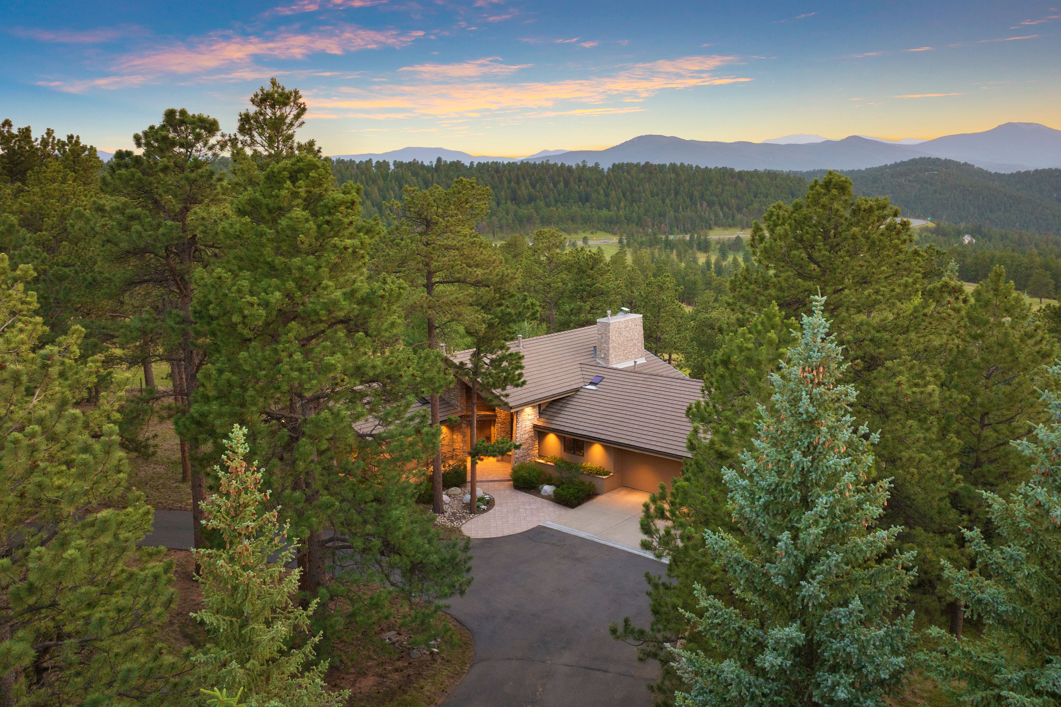 Custom Built on Over Five Acres - 物件實景