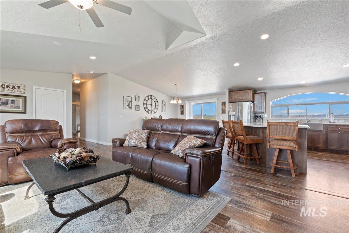 Boise, Idaho, 83716, United States, 4 Bedrooms Bedrooms, ,2 BathroomsBathrooms,Residential,For Sale,1990329