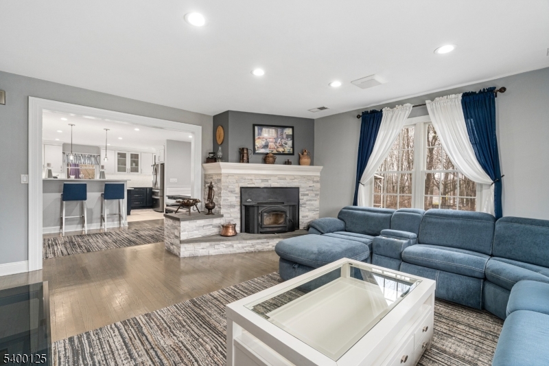 Mount Olive Twp., New Jersey, 07828, United States, 5 Bedrooms Bedrooms, ,3 BathroomsBathrooms,Residential,For Sale,2001791