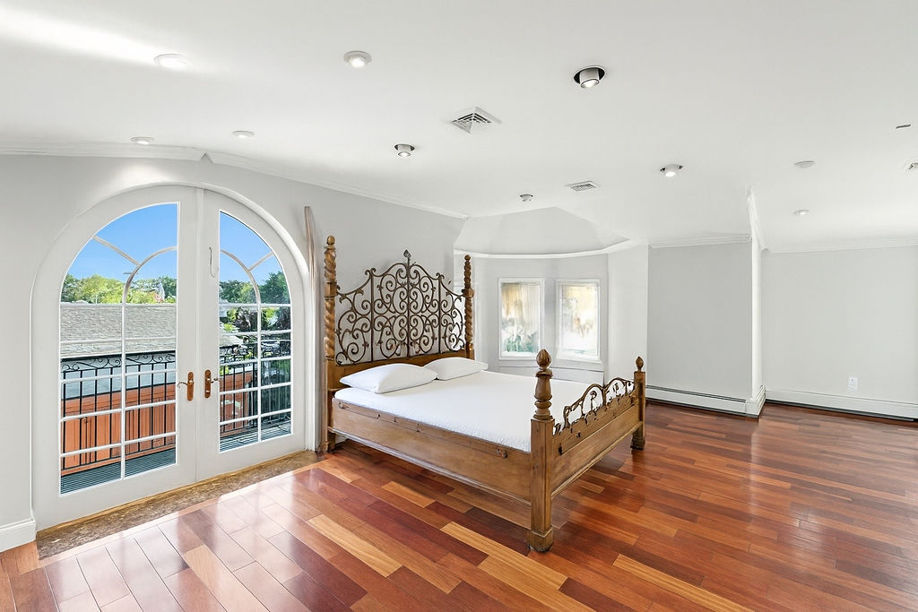 Howard Beach, New York, 11414, United States, 4 Bedrooms Bedrooms, ,4 BathroomsBathrooms,Residential,For Sale,1984168