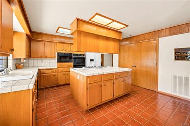 Hemet, California, 92544, United States, 5 Bedrooms Bedrooms, ,3 BathroomsBathrooms,Residential,For Sale,1989117