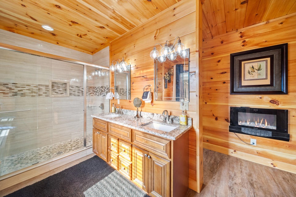 Sevierville, Tennessee, 37876, United States, 4 Bedrooms Bedrooms, ,6 BathroomsBathrooms,Residential,For Sale,1976346