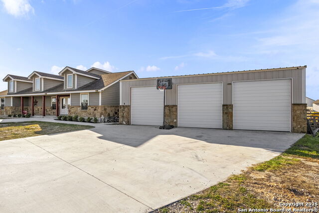 La Vernia, Texas, 78121, United States, 6 Bedrooms Bedrooms, ,4 BathroomsBathrooms,Residential,For Sale,1737147