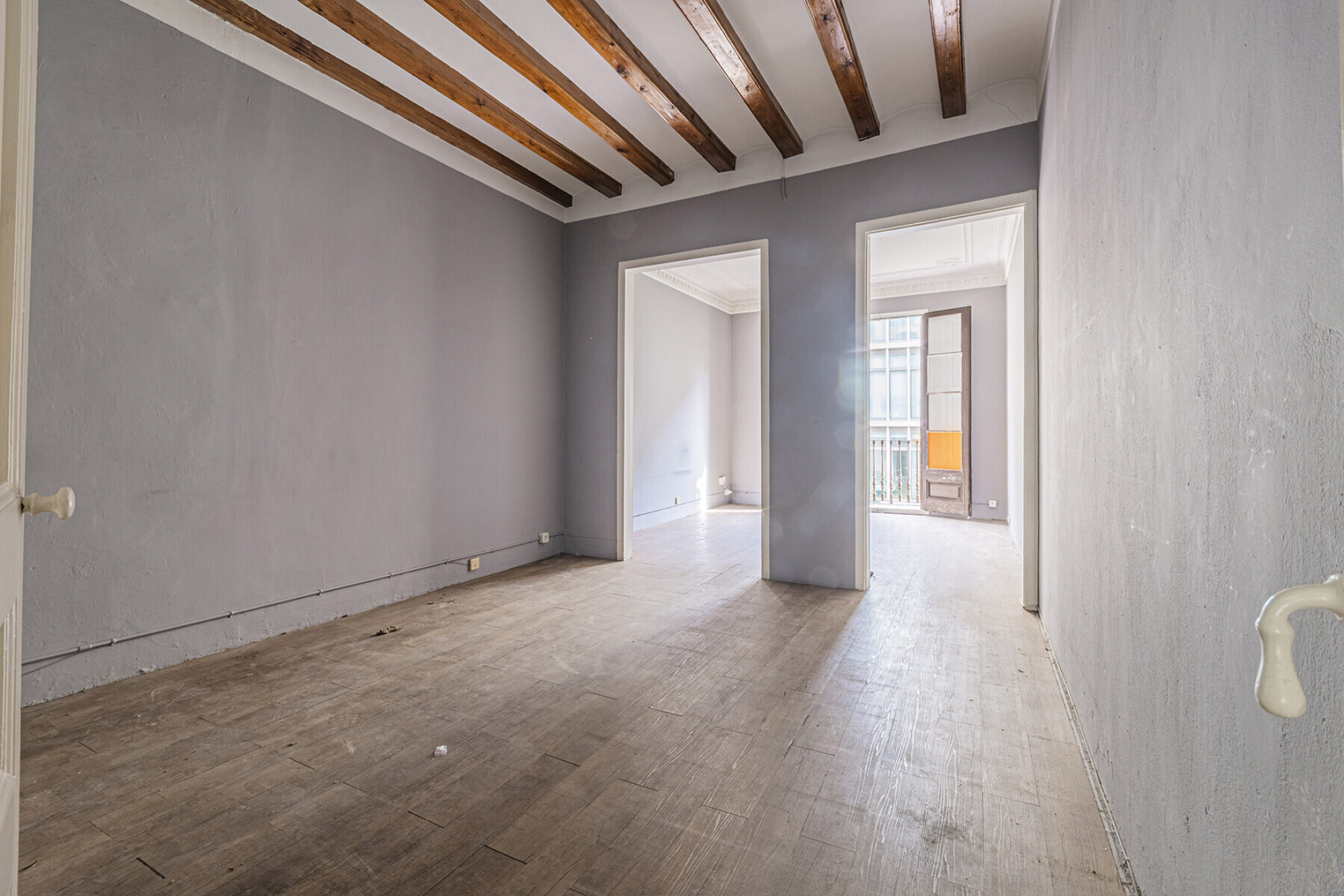  Historical apartment to renovate on prime location in Eixample - 物件實景
