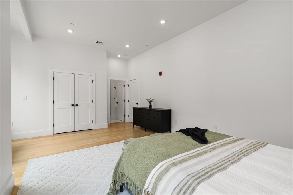 Somerville, Massachusetts, 02145, United States, 5 Bedrooms Bedrooms, ,5 BathroomsBathrooms,Residential,For Sale,1849882