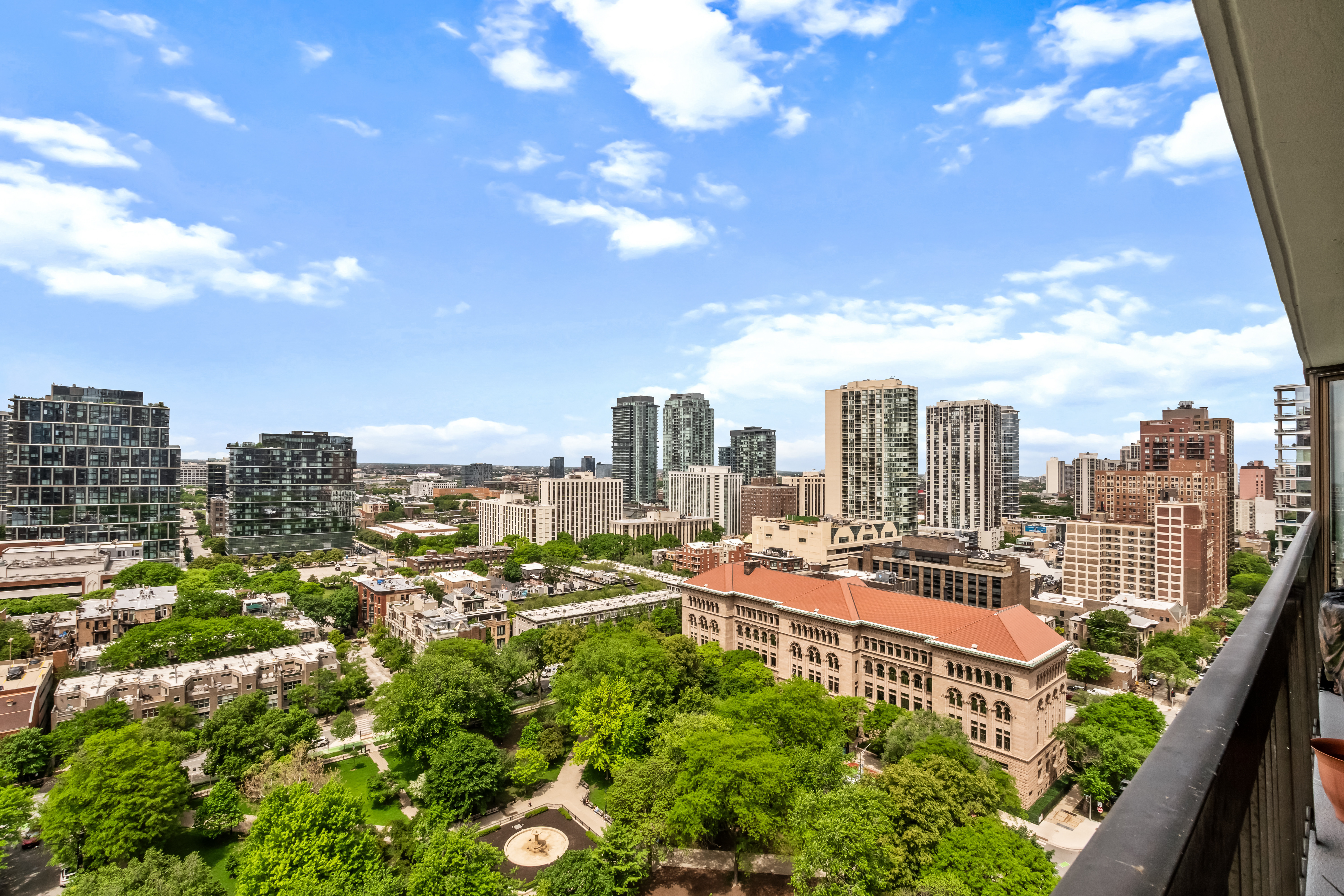  Experience Elevated City Living in this Spacious Southwest Corner Condo - 物件實景