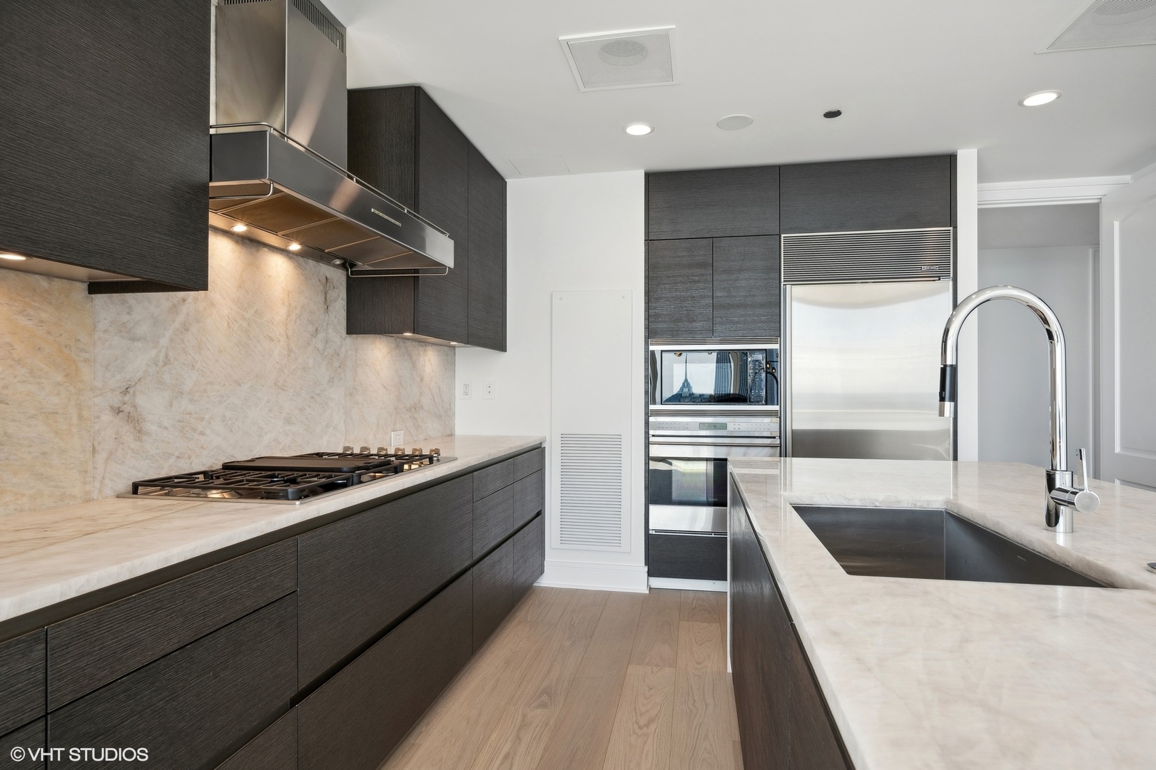 Chicago, Illinois, 60611, United States, 3 Bedrooms Bedrooms, ,4 BathroomsBathrooms,Residential,For Sale,1908723