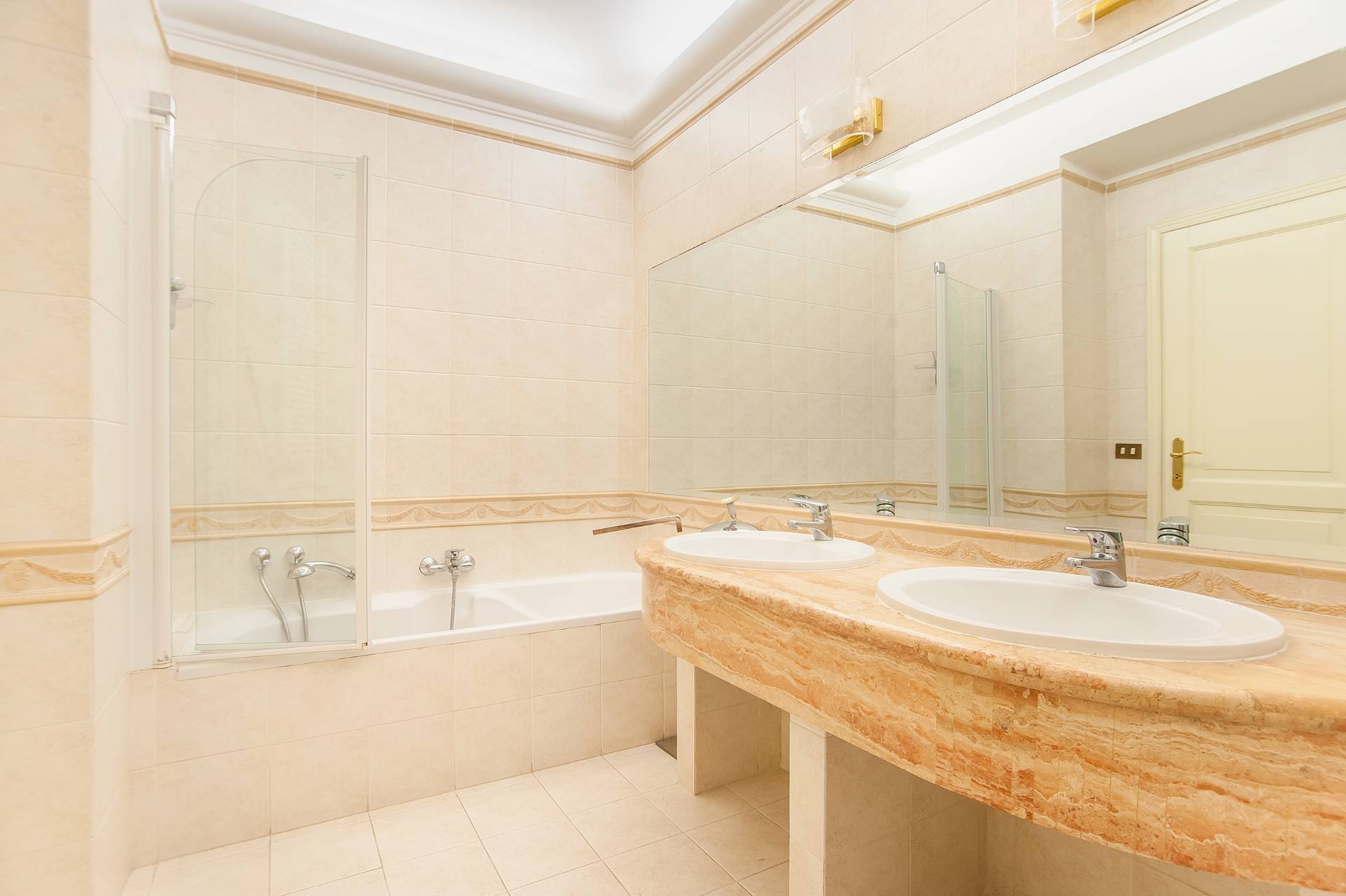 Roma, Roma, 00100, IT, 5 Bedrooms Bedrooms, ,3 BathroomsBathrooms,Residential,For Sale,1738705