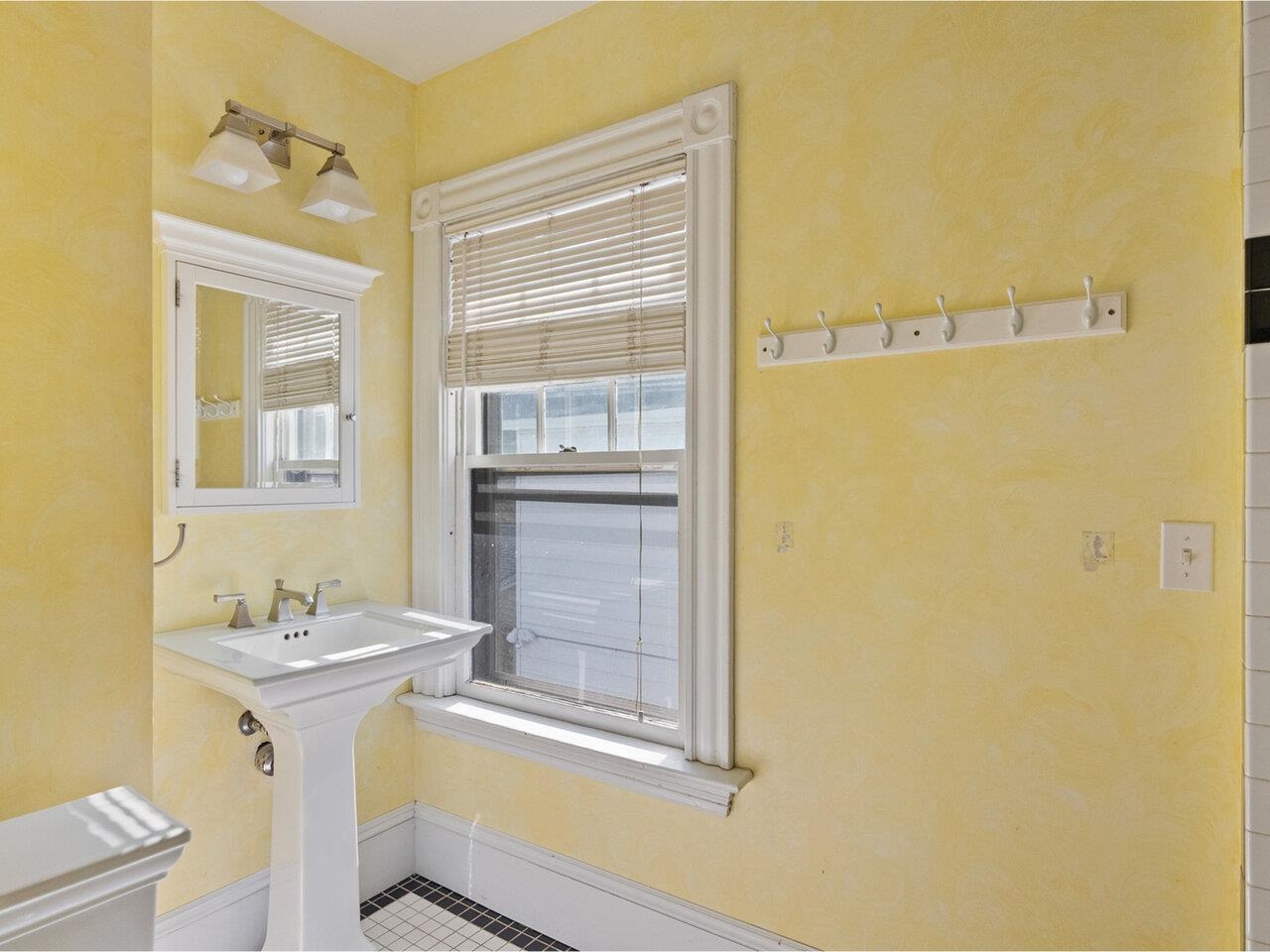 Burlington, Vermont, 05401, United States, 5 Bedrooms Bedrooms, ,2 BathroomsBathrooms,Residential,For Sale,1862244