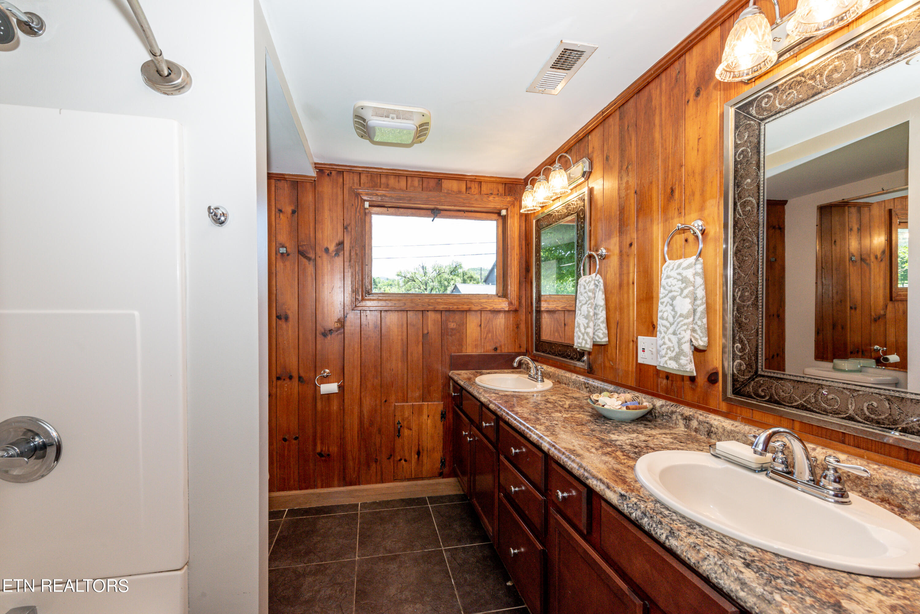 Townsend, Tennessee, 37882, United States, 3 Bedrooms Bedrooms, ,2 BathroomsBathrooms,Residential,For Sale,1984041