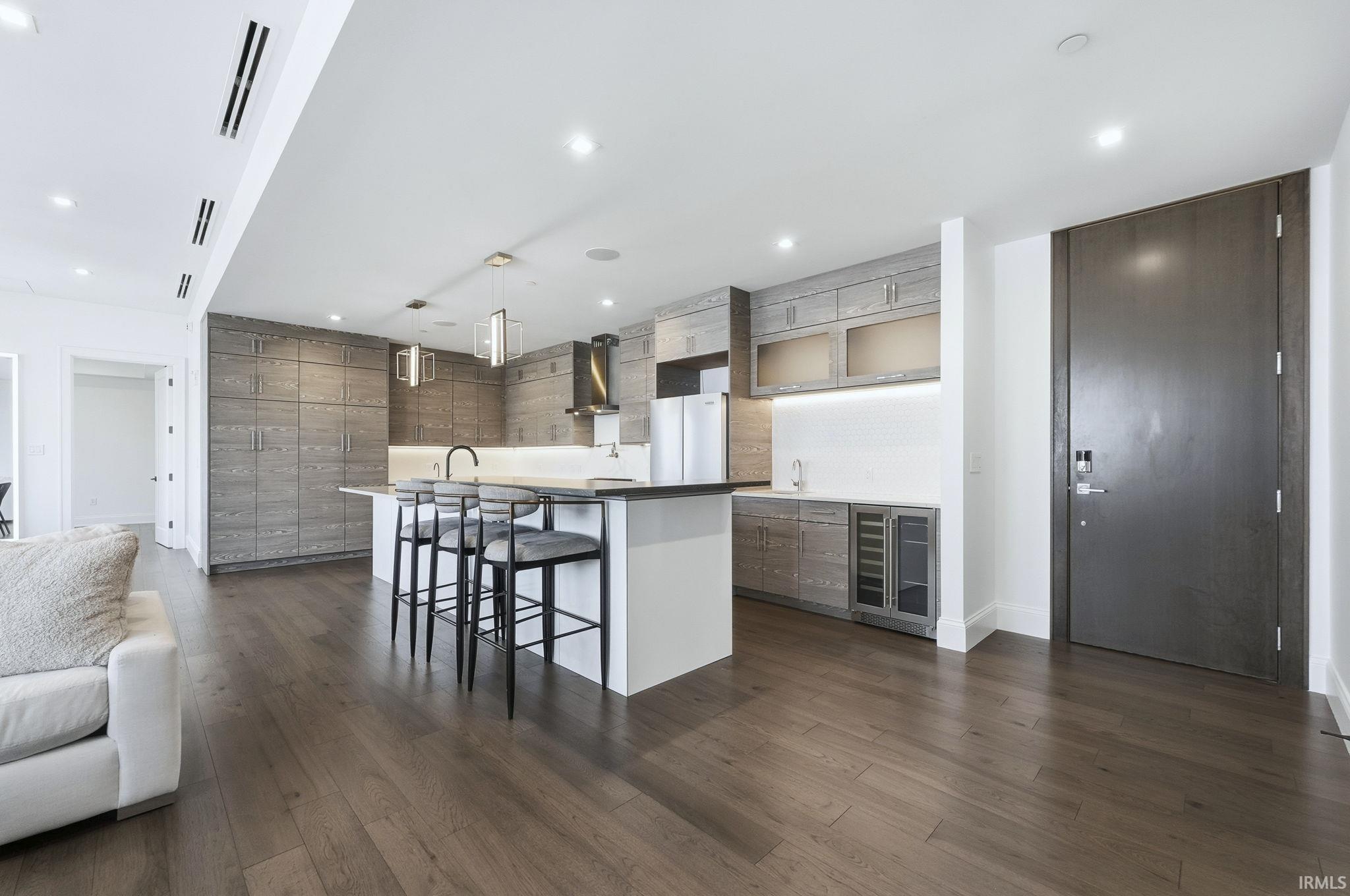 Fort Wayne, Indiana, 46802, United States, 2 Bedrooms Bedrooms, ,3 BathroomsBathrooms,Residential,For Sale,1987044