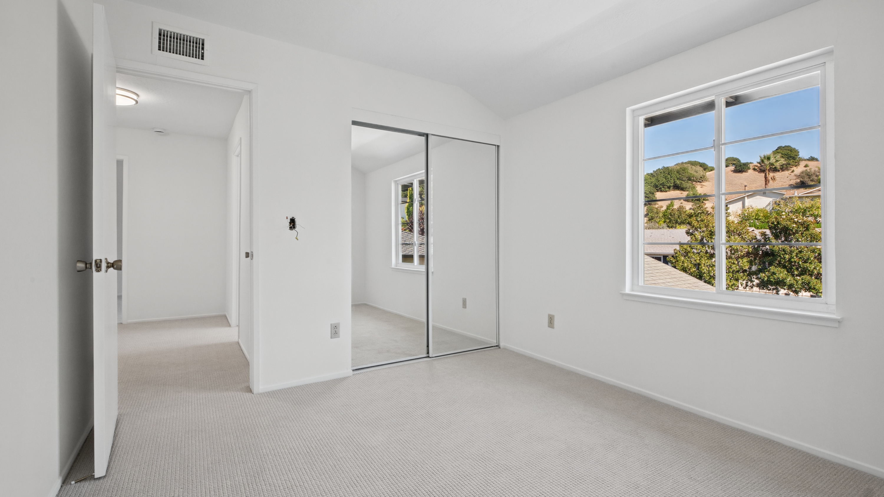  Spacious Mont Marin Contemporary with Open Space Views - 物件實景